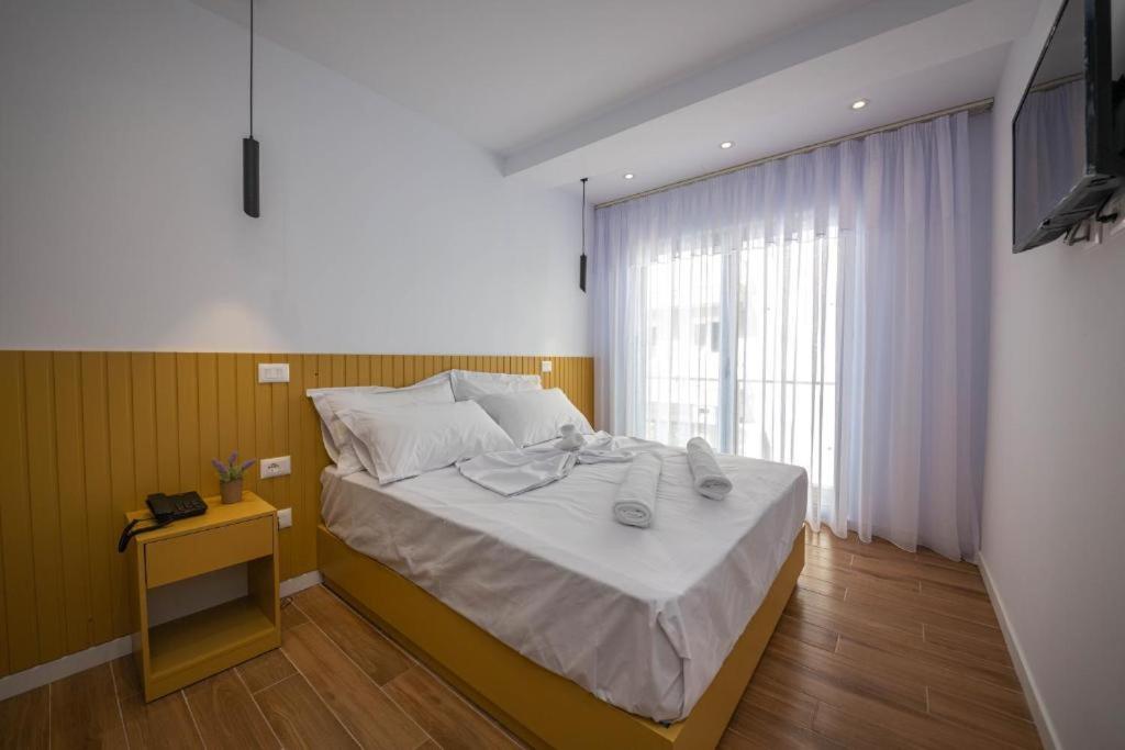 Deluxe Double Room with Side Sea View