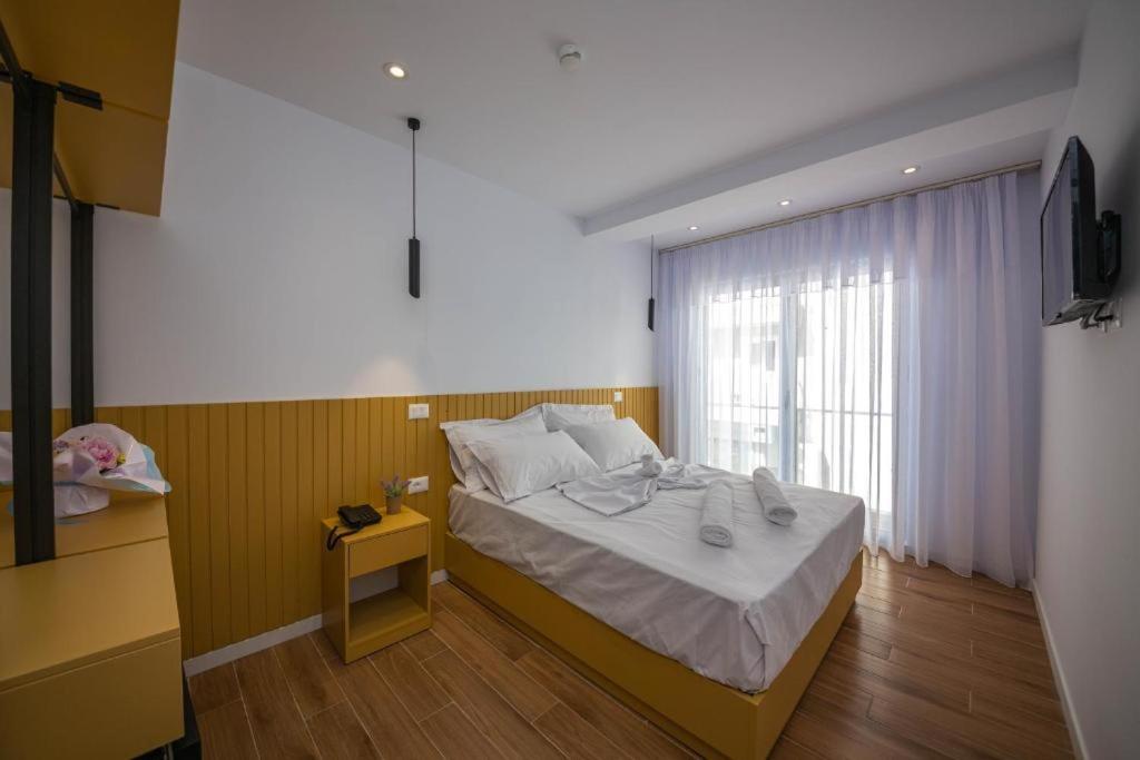 Deluxe Double Room with Side Sea View photo 2