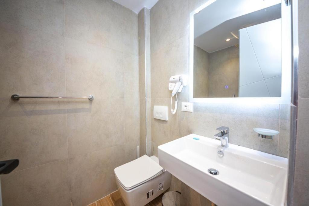Deluxe Double Room with Side Sea View photo 3