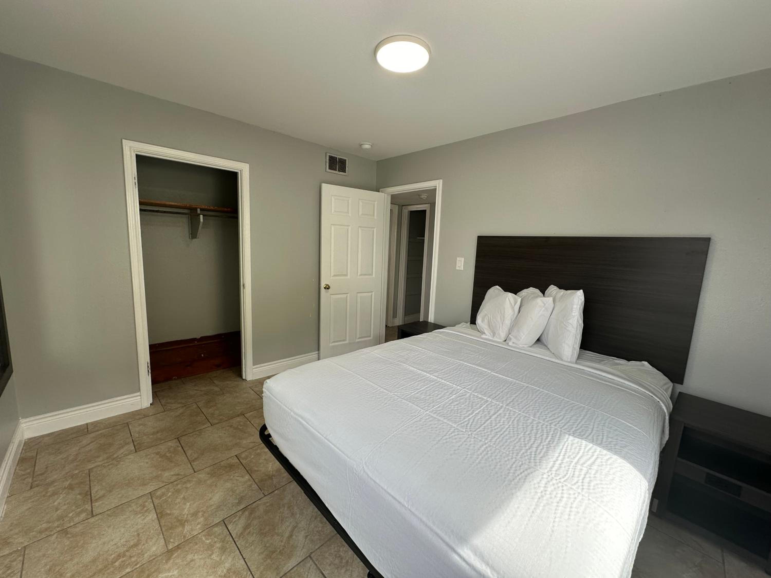 Two-Bedroom Apartment - Photo 3