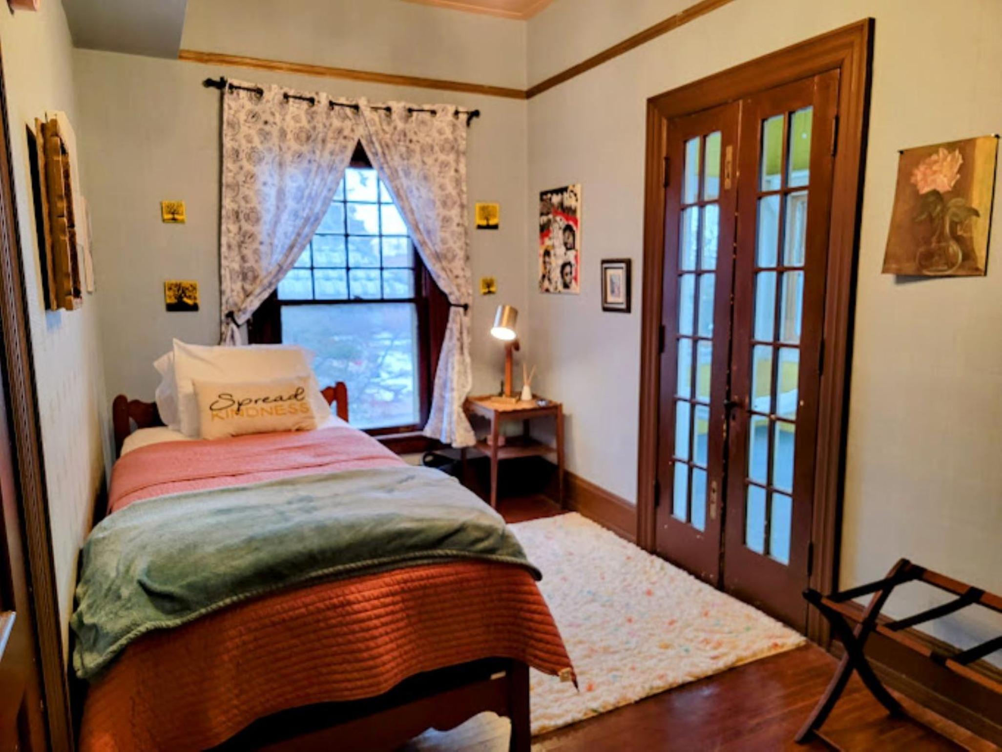 Twin Room with Shared Bathroom photo 1
