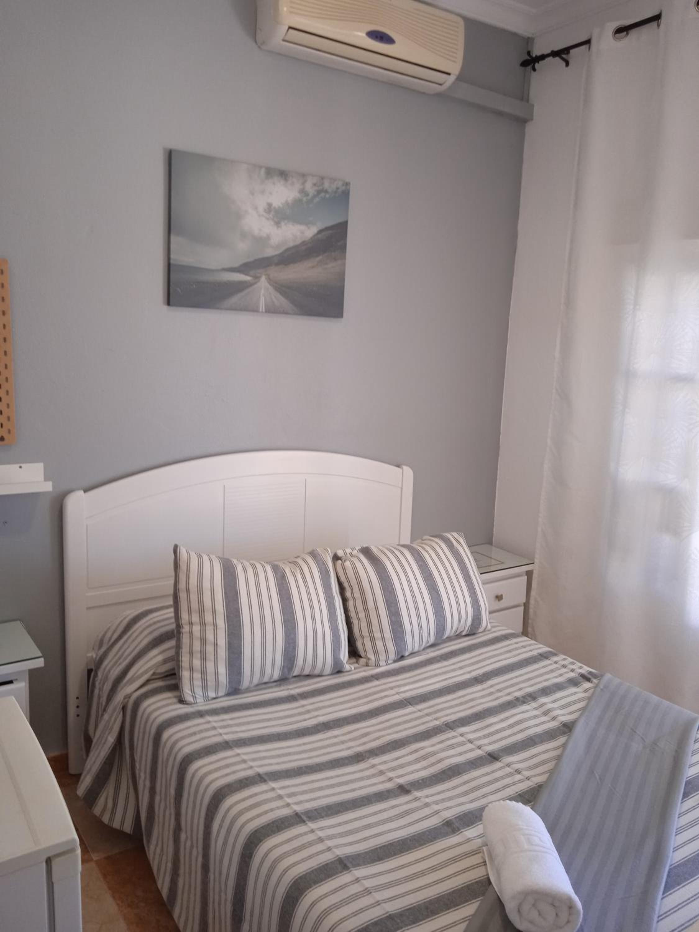 Large Single Room - Photo 6