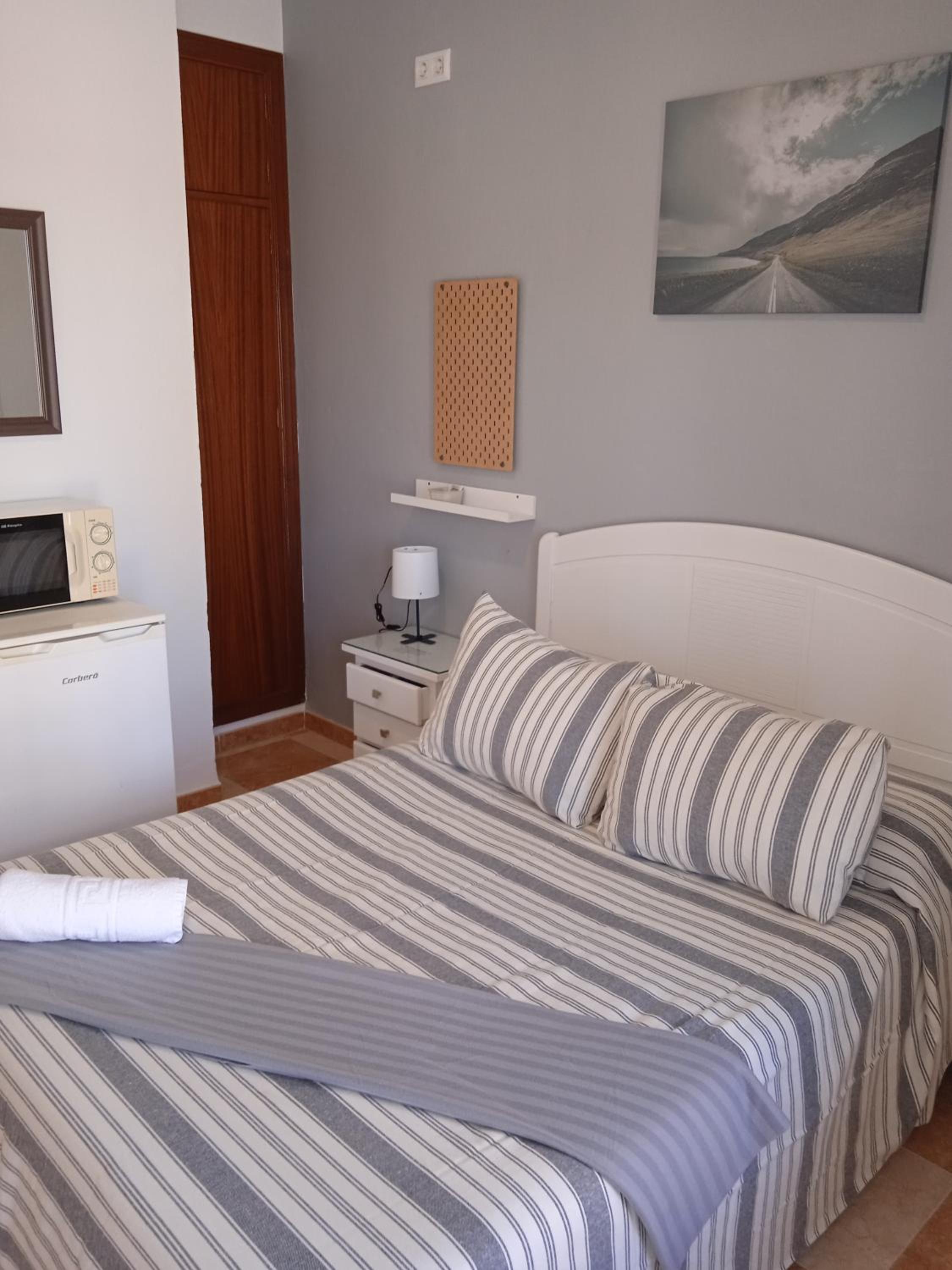 Large Single Room - Photo 5