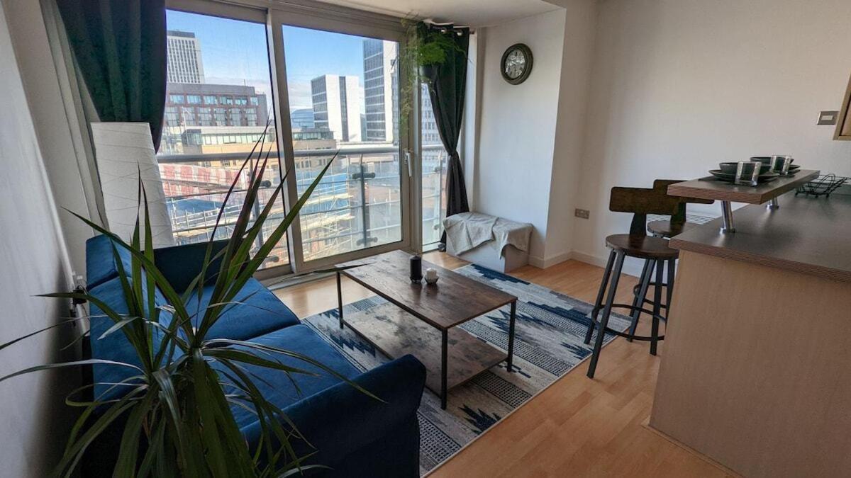 One-Bedroom Apartment with City View - Photo 1