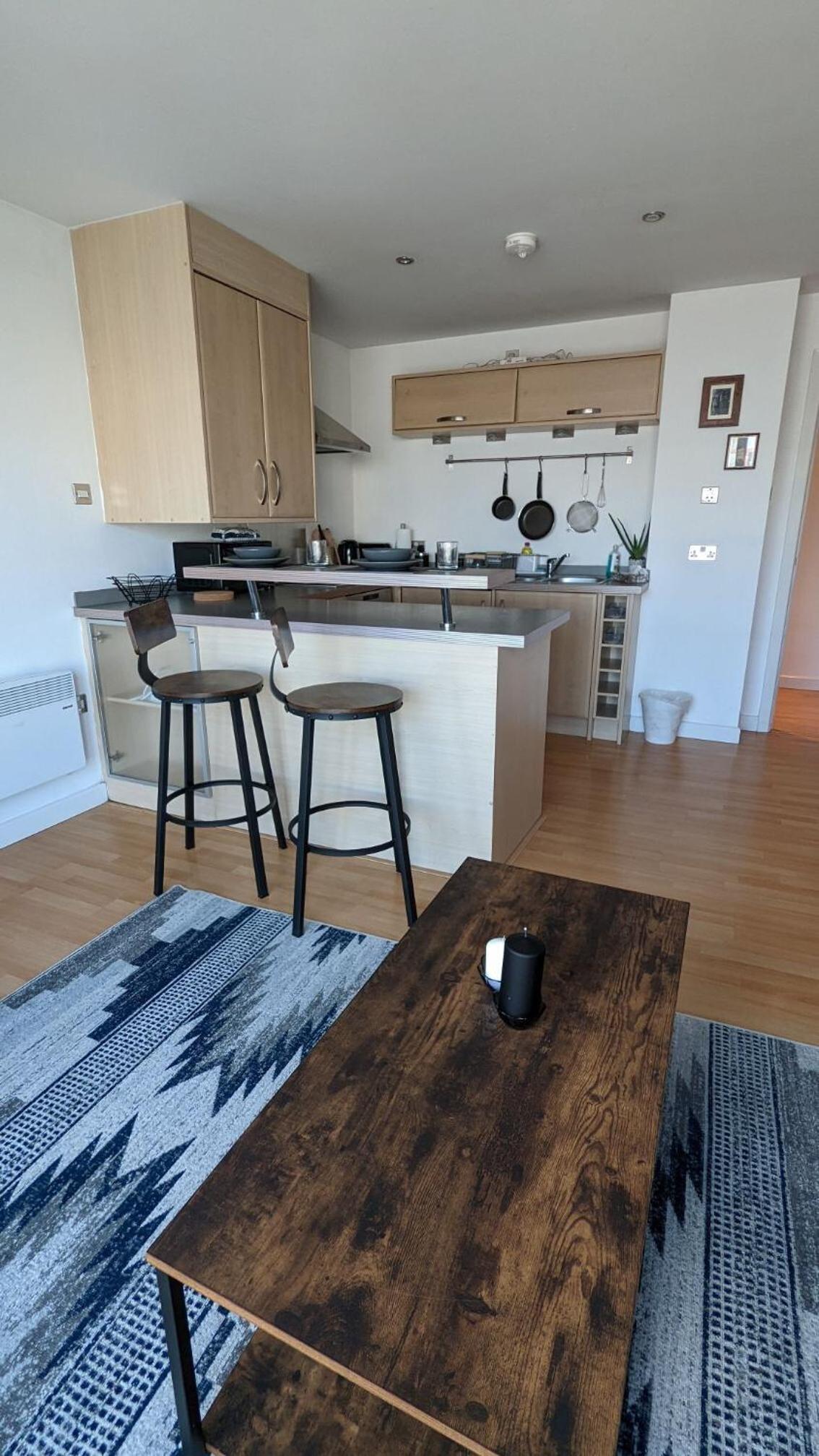 One-Bedroom Apartment with City View - Photo 5