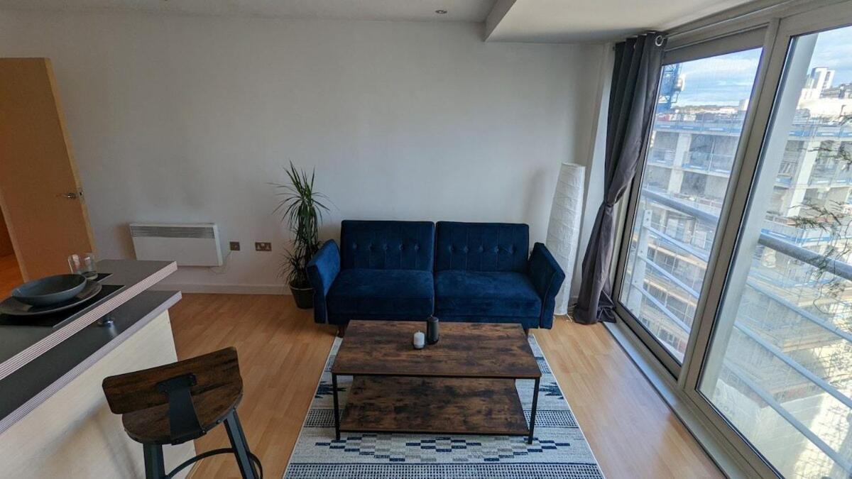 One-Bedroom Apartment with City View - Photo 6