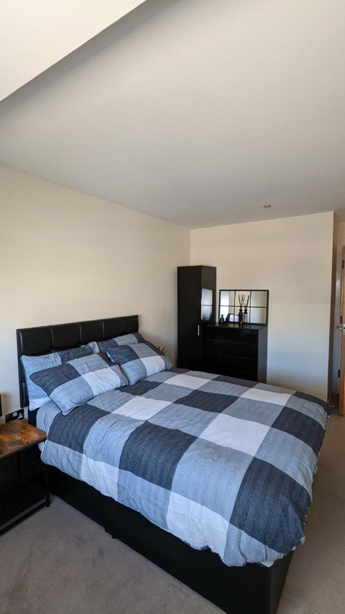 One-Bedroom Apartment with City View - Photo 9