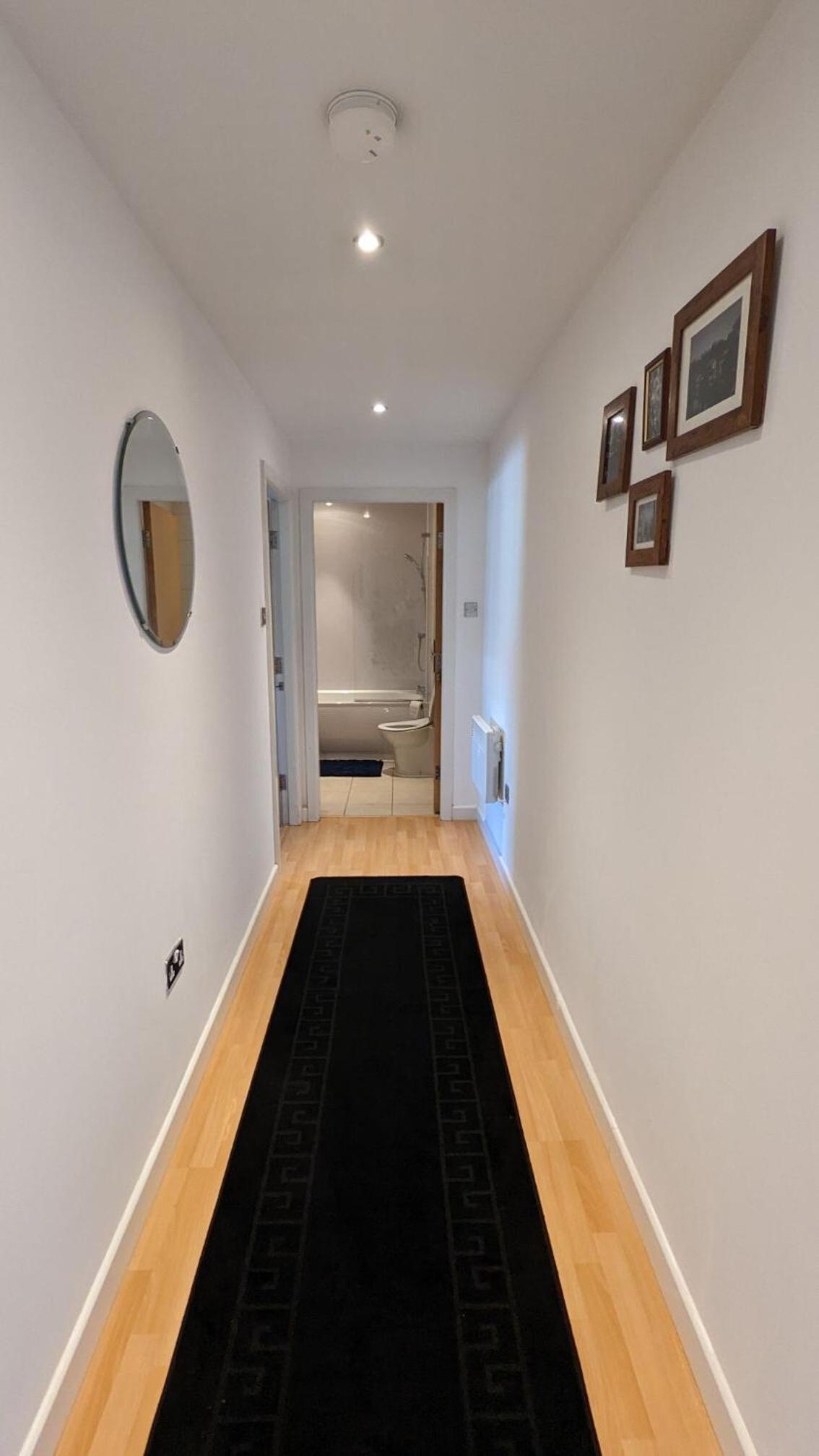 One-Bedroom Apartment with City View - Photo 11