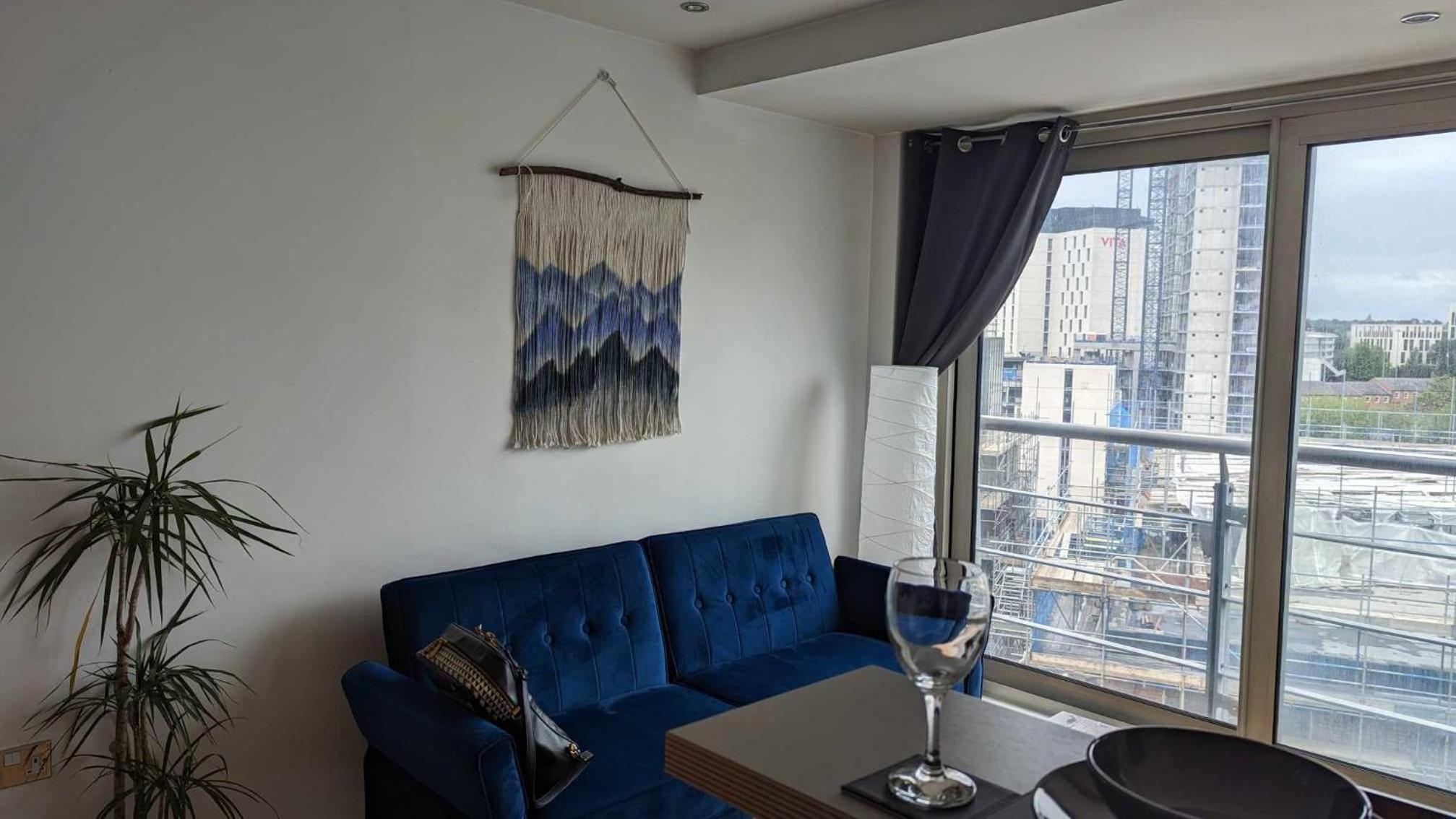 One-Bedroom Apartment with City View - Photo 3