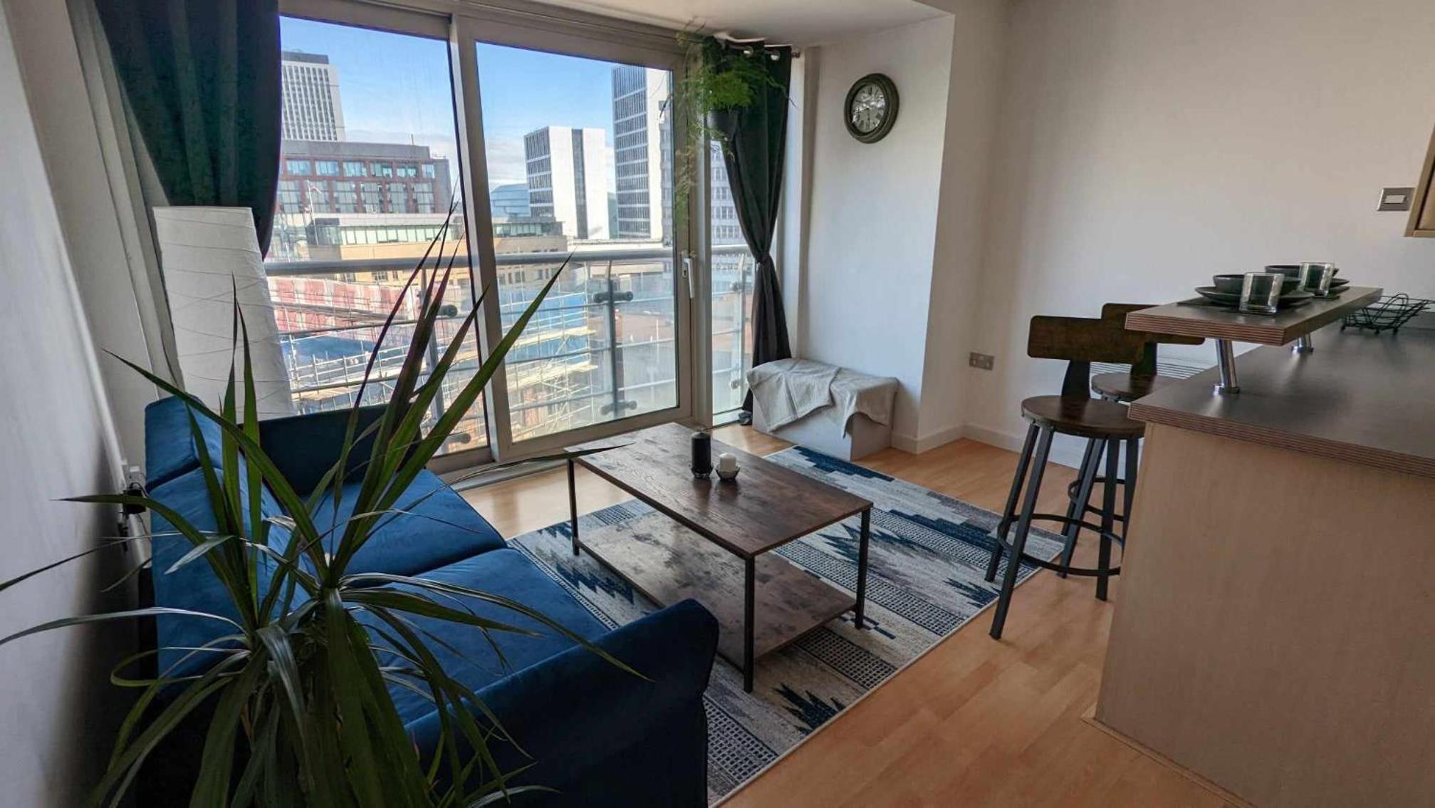 One-Bedroom Apartment with City View - Photo 4