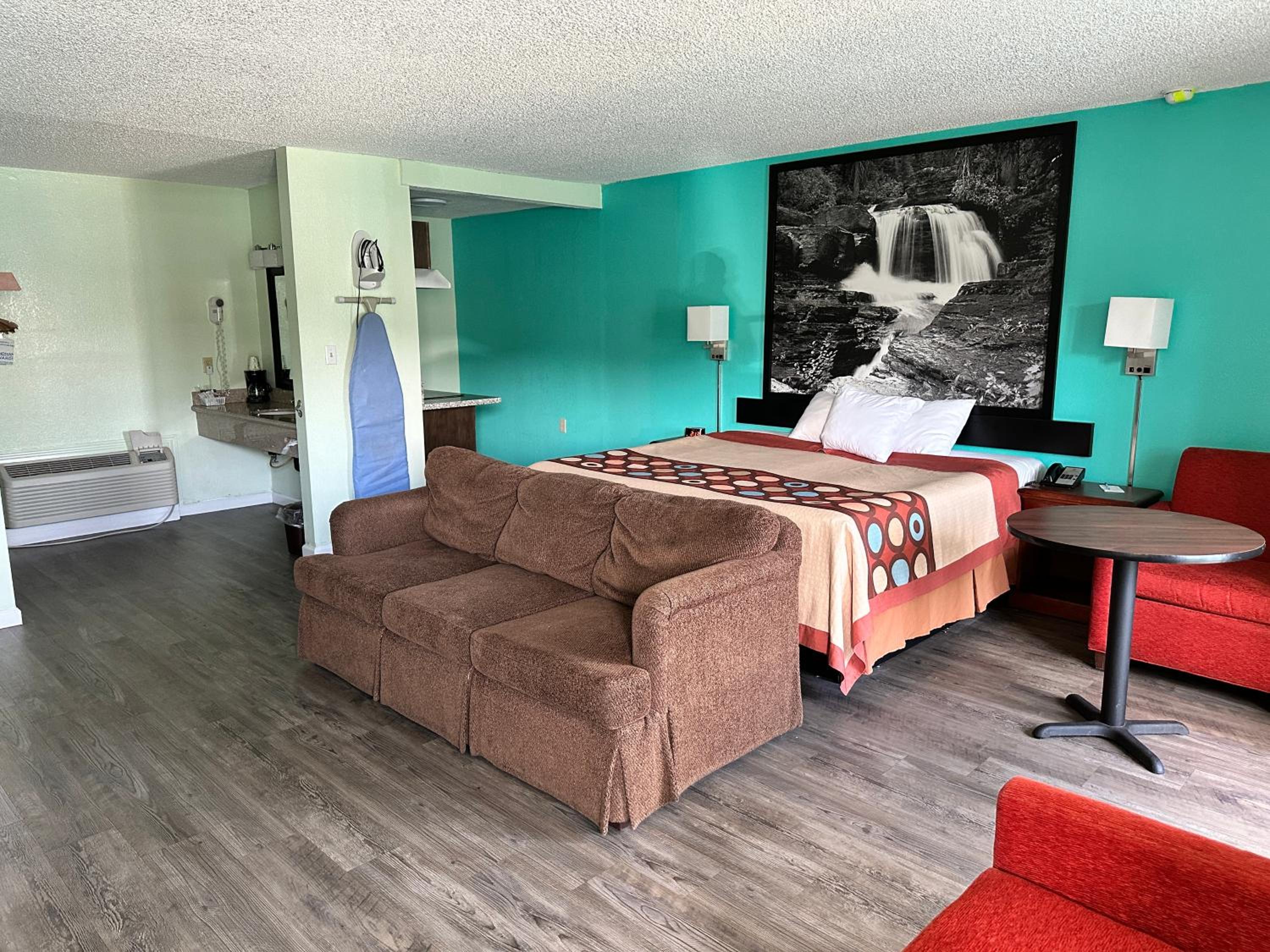 King Suite with Kitchenette, Non-Smoking - Photo 1