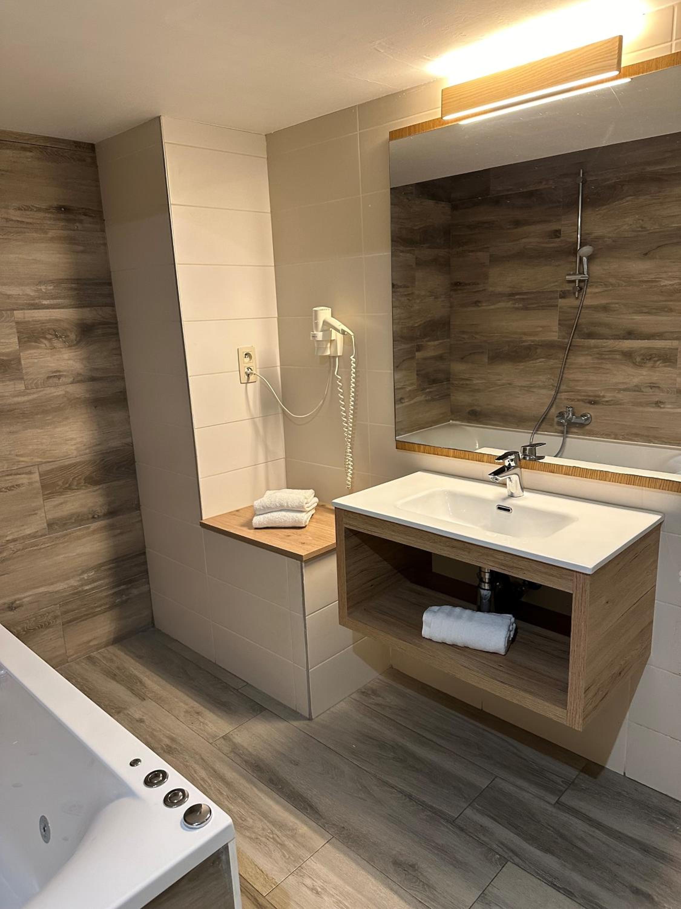 Prestige Suite with Spa Bath photo 3