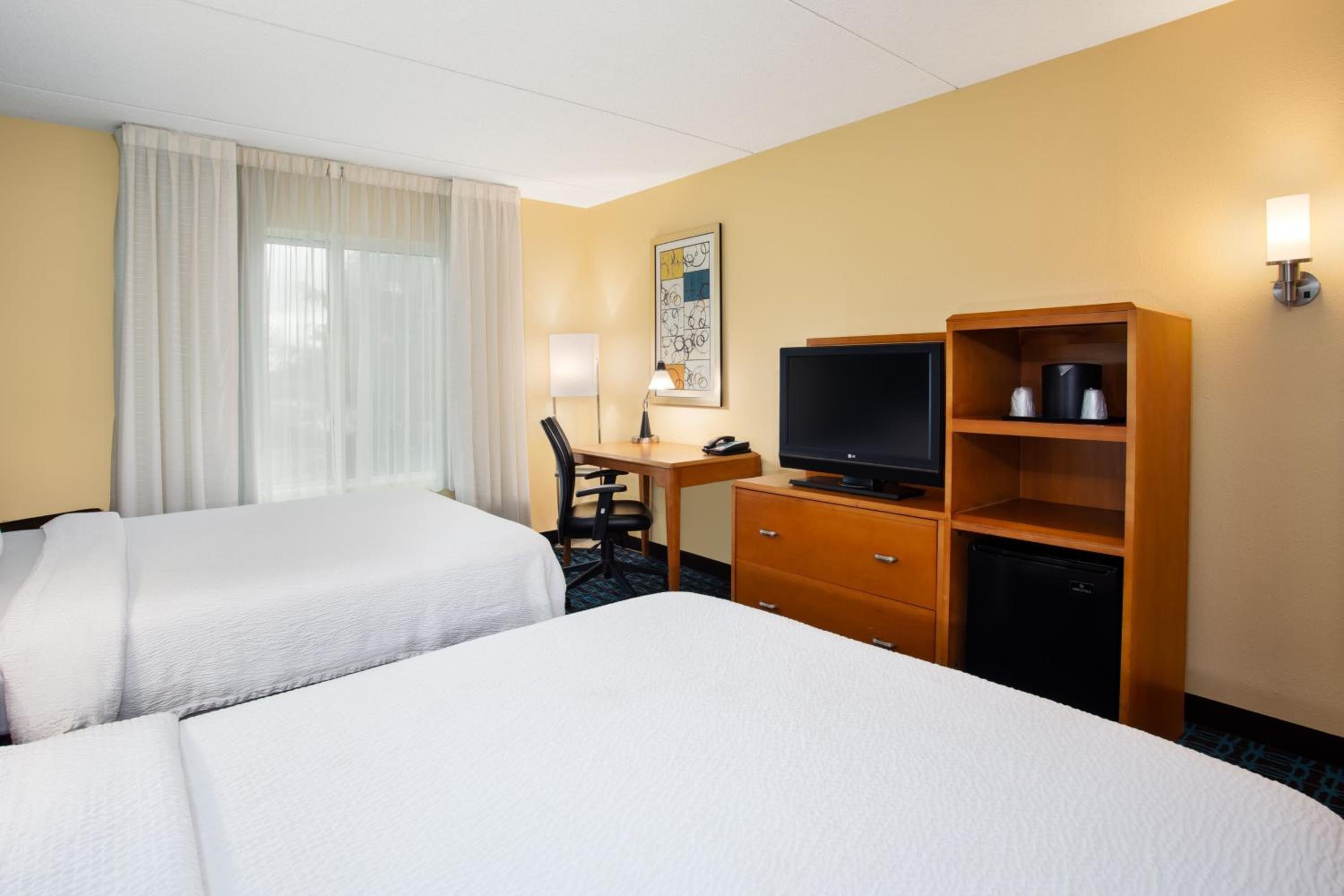 Queen Room with Two Queen Beds - Photo 2