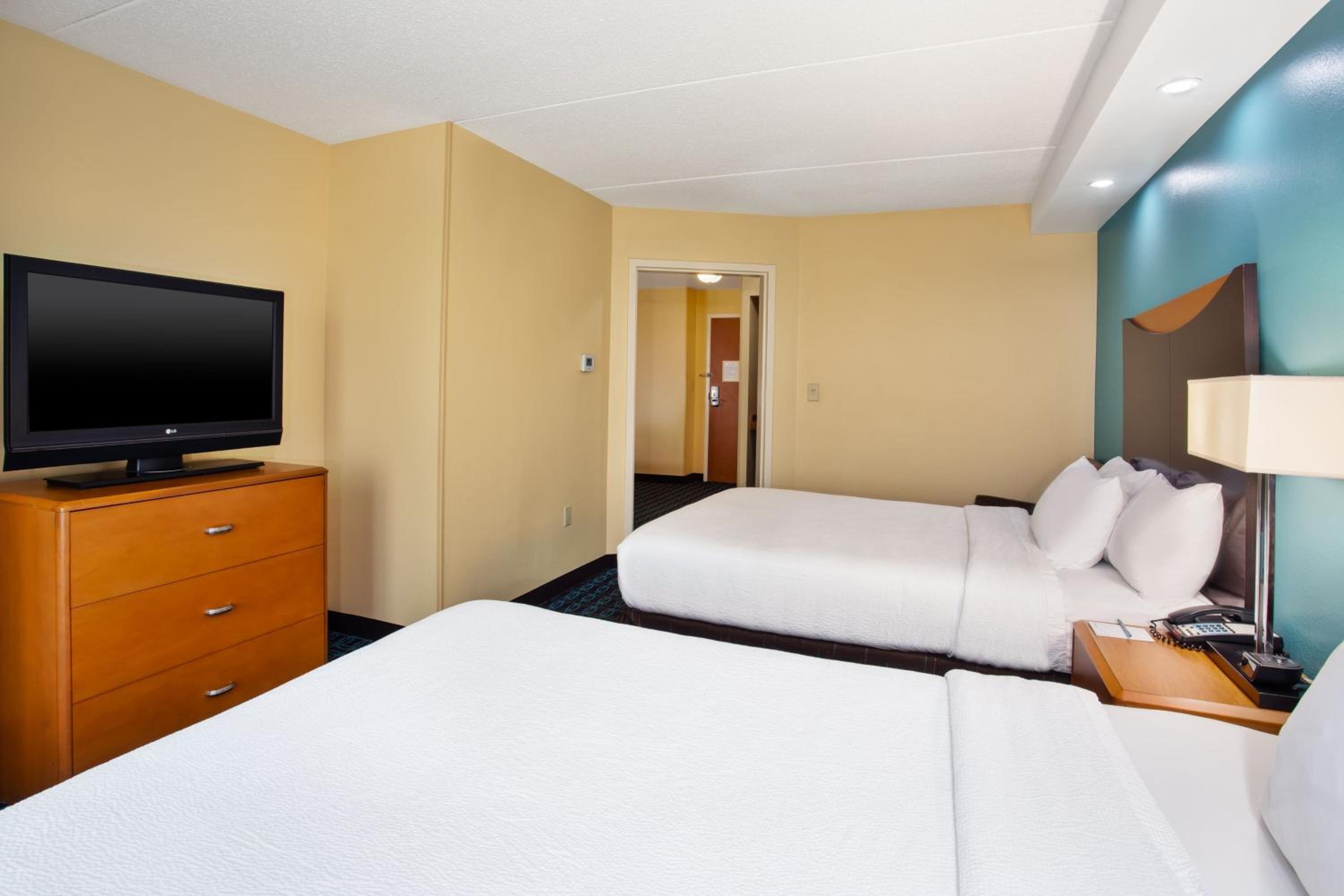  One-Bedroom King Suite with Sofa Bed - Photo 3