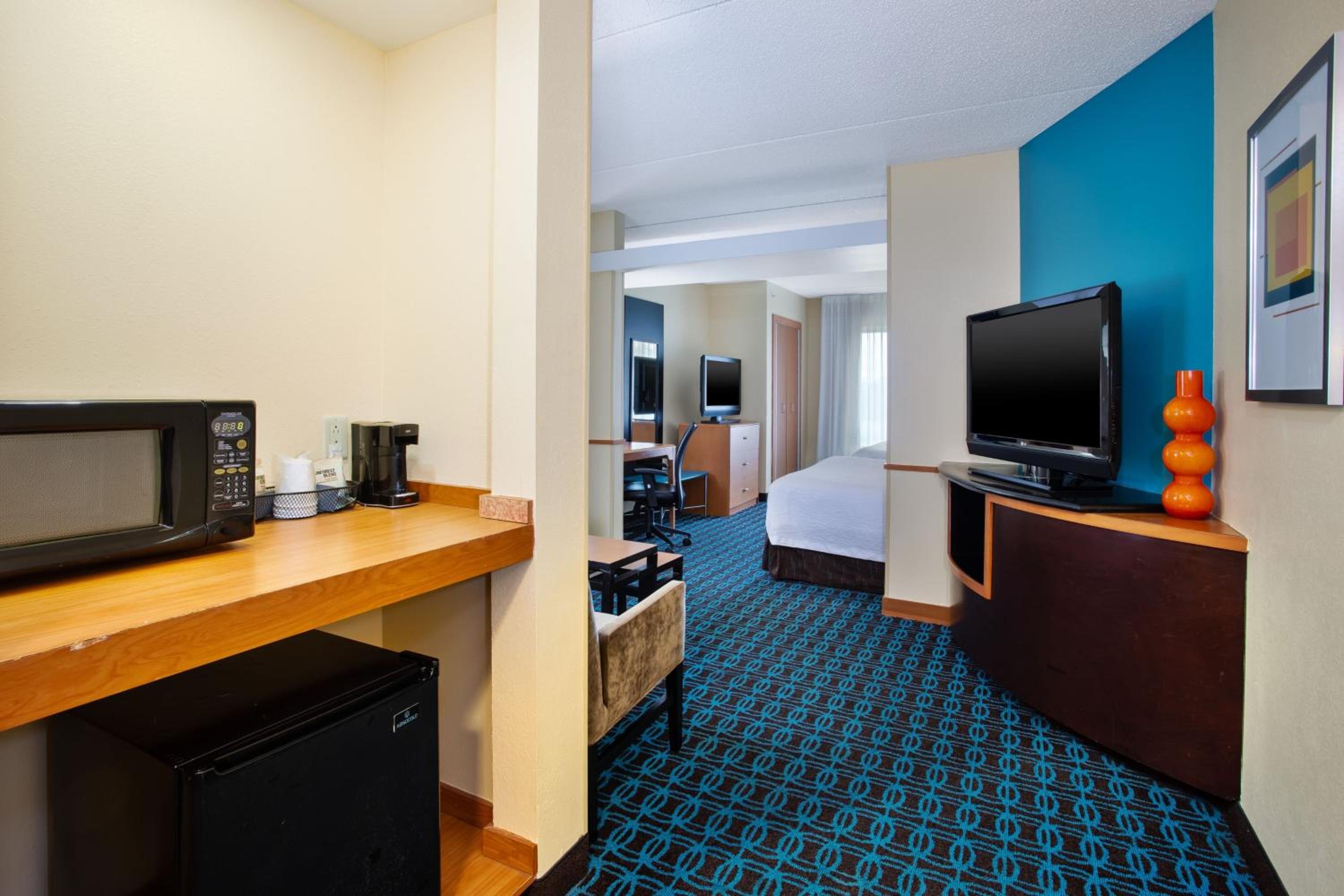 One-Bedroom Suite with Two Queen Beds and Sofa Bed - Photo 4