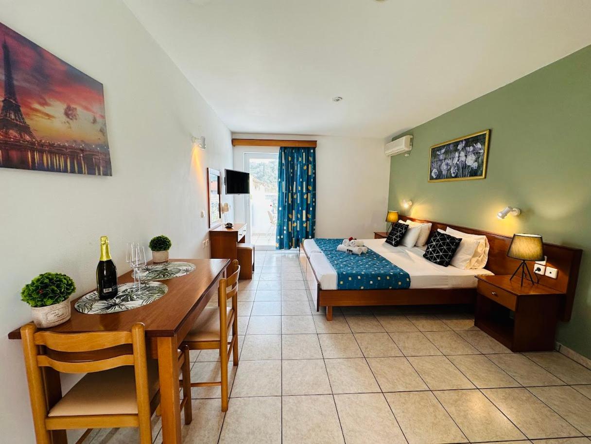 Deluxe Double or Twin Room with Pool View photo 2
