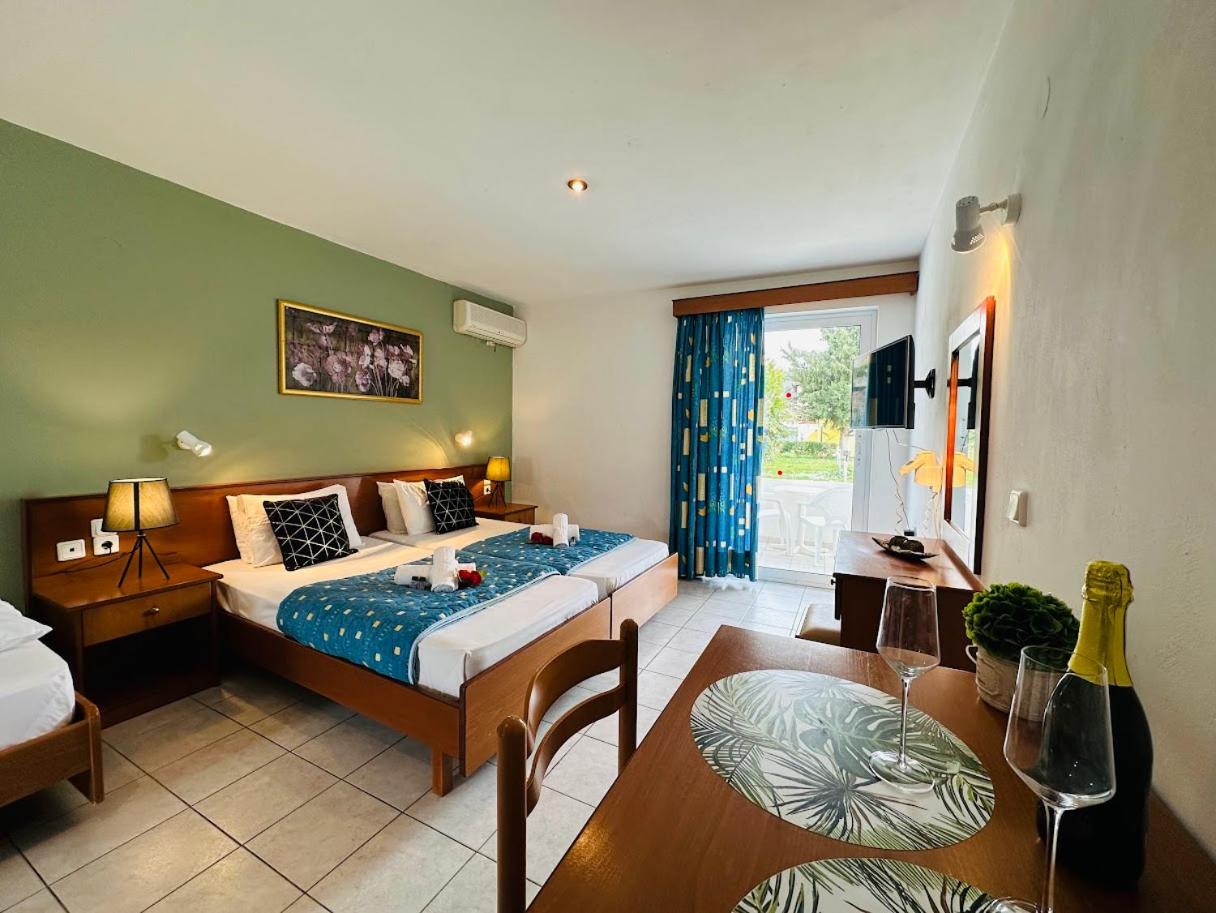 Deluxe Double or Twin Room with Pool View photo 1