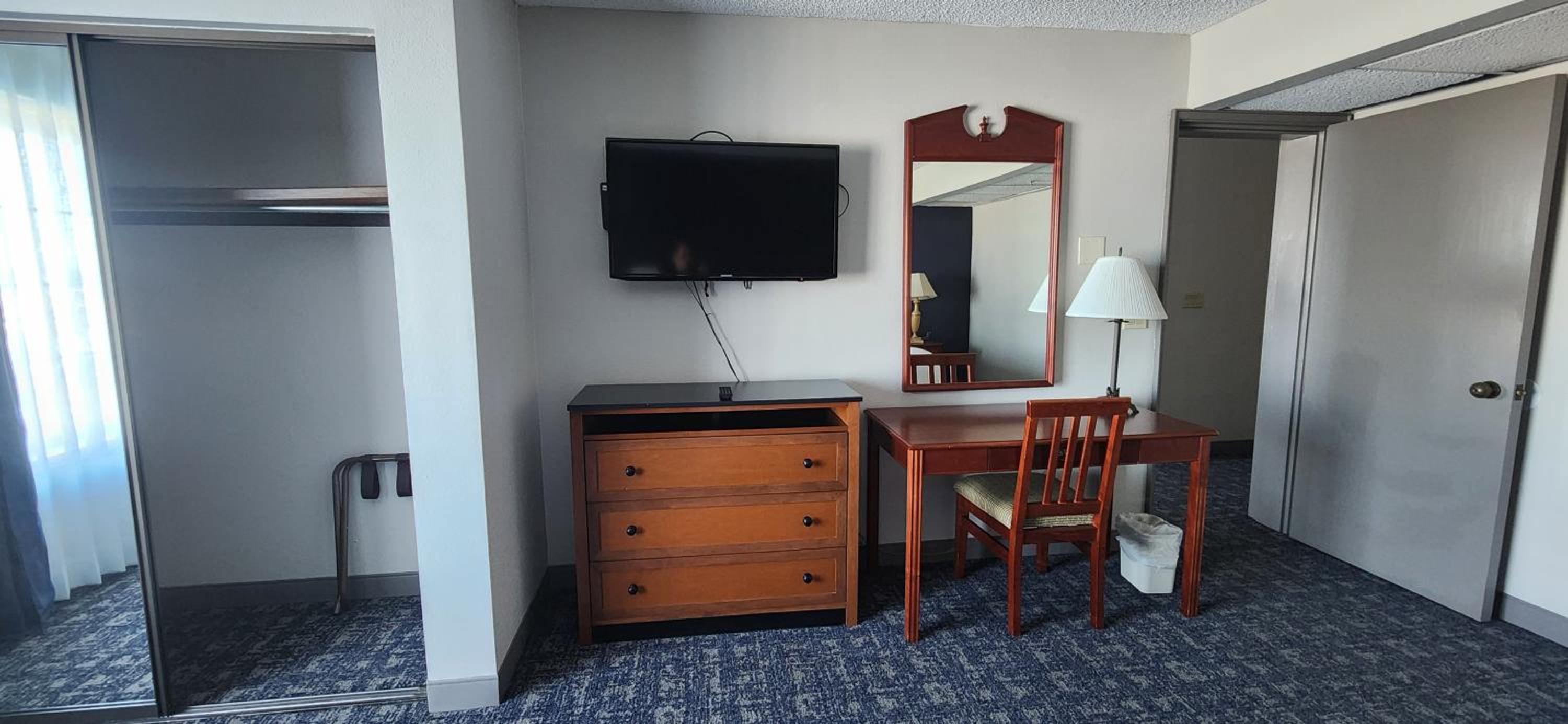 Executive Suite - Photo 3