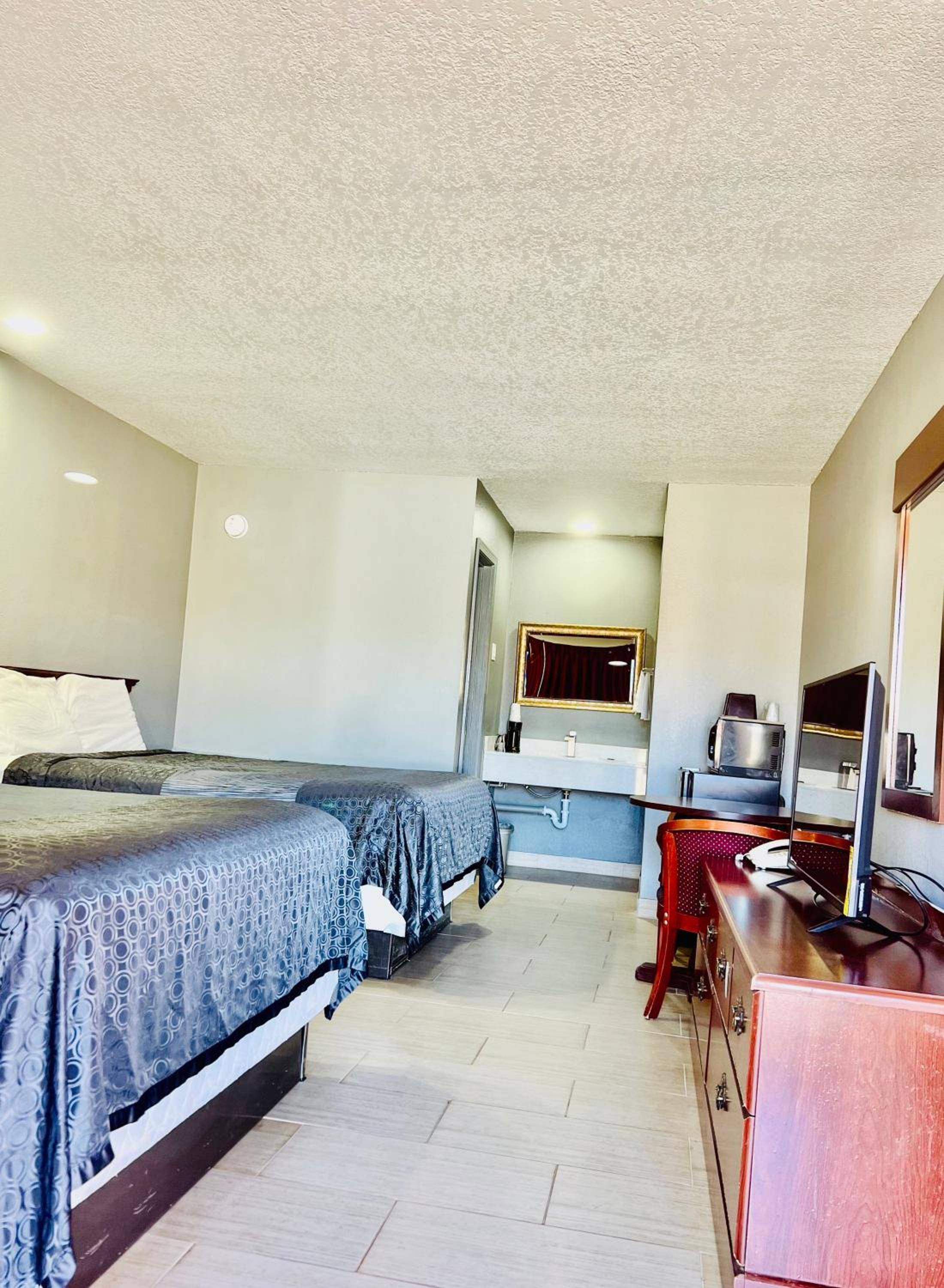 Queen Room with Two Queen Beds Smoking photo 1