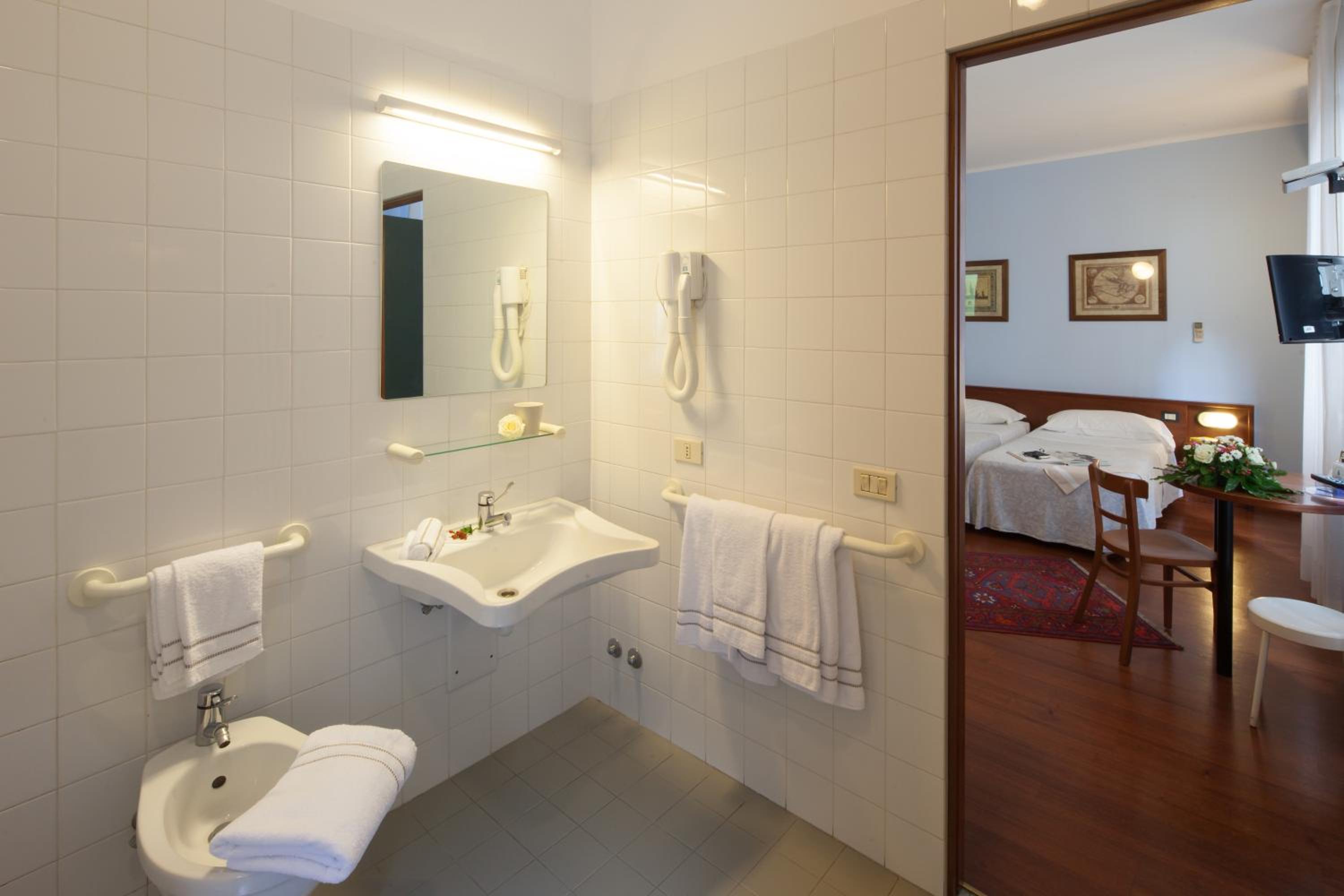 Standard Double or Twin Room - Photo 3