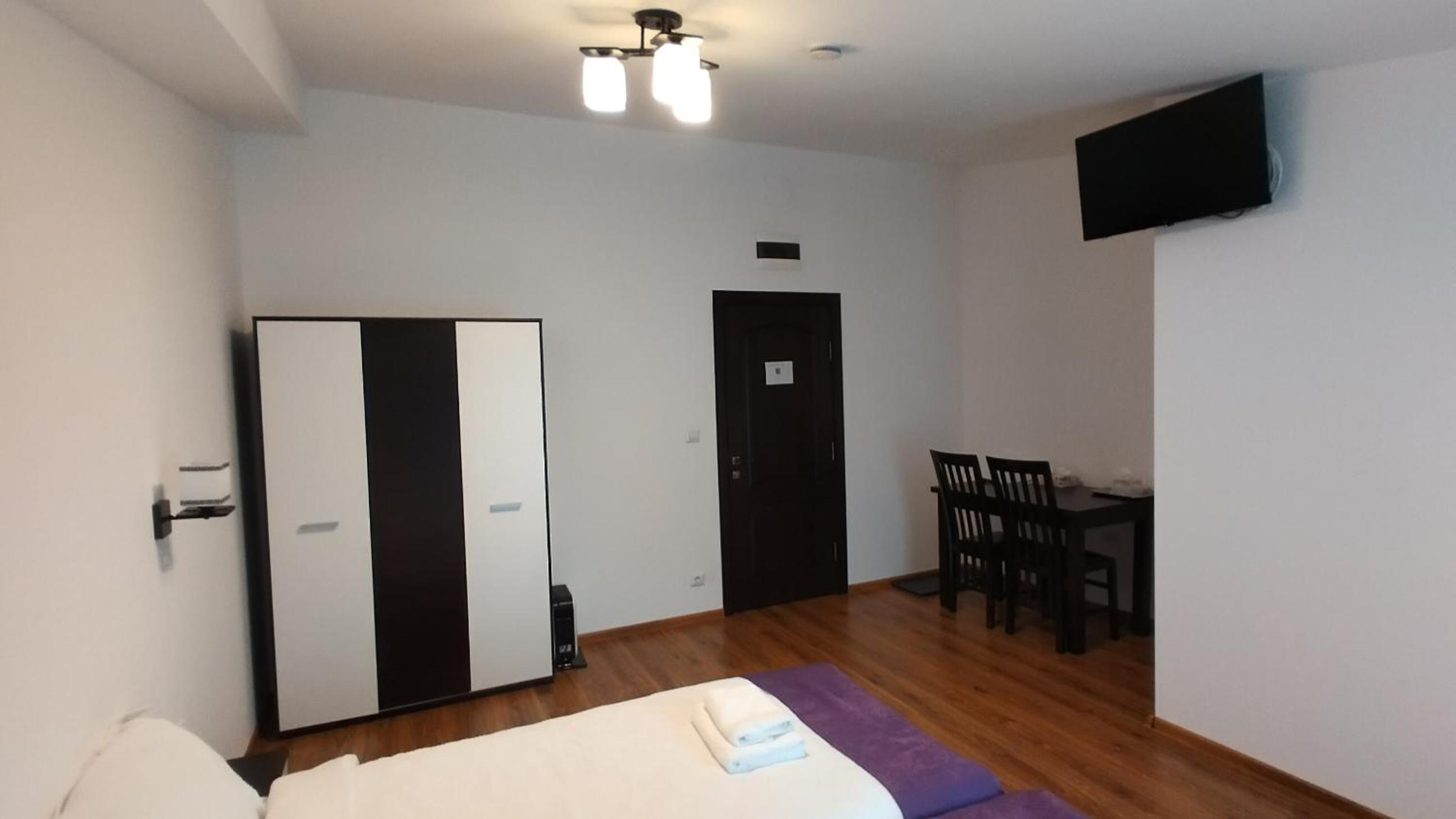 Seven-Bedroom House photo 1