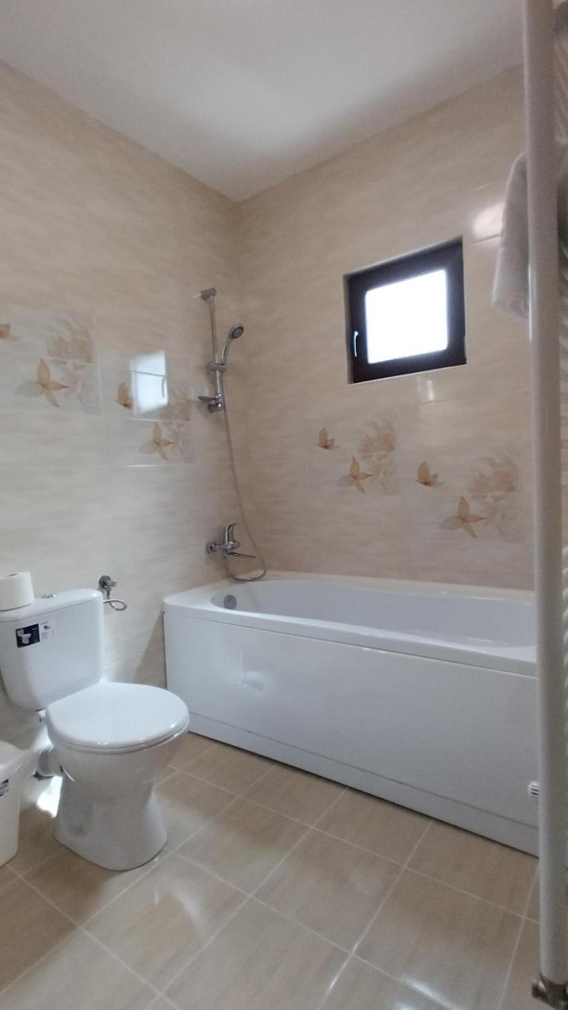 Seven-Bedroom House photo 2