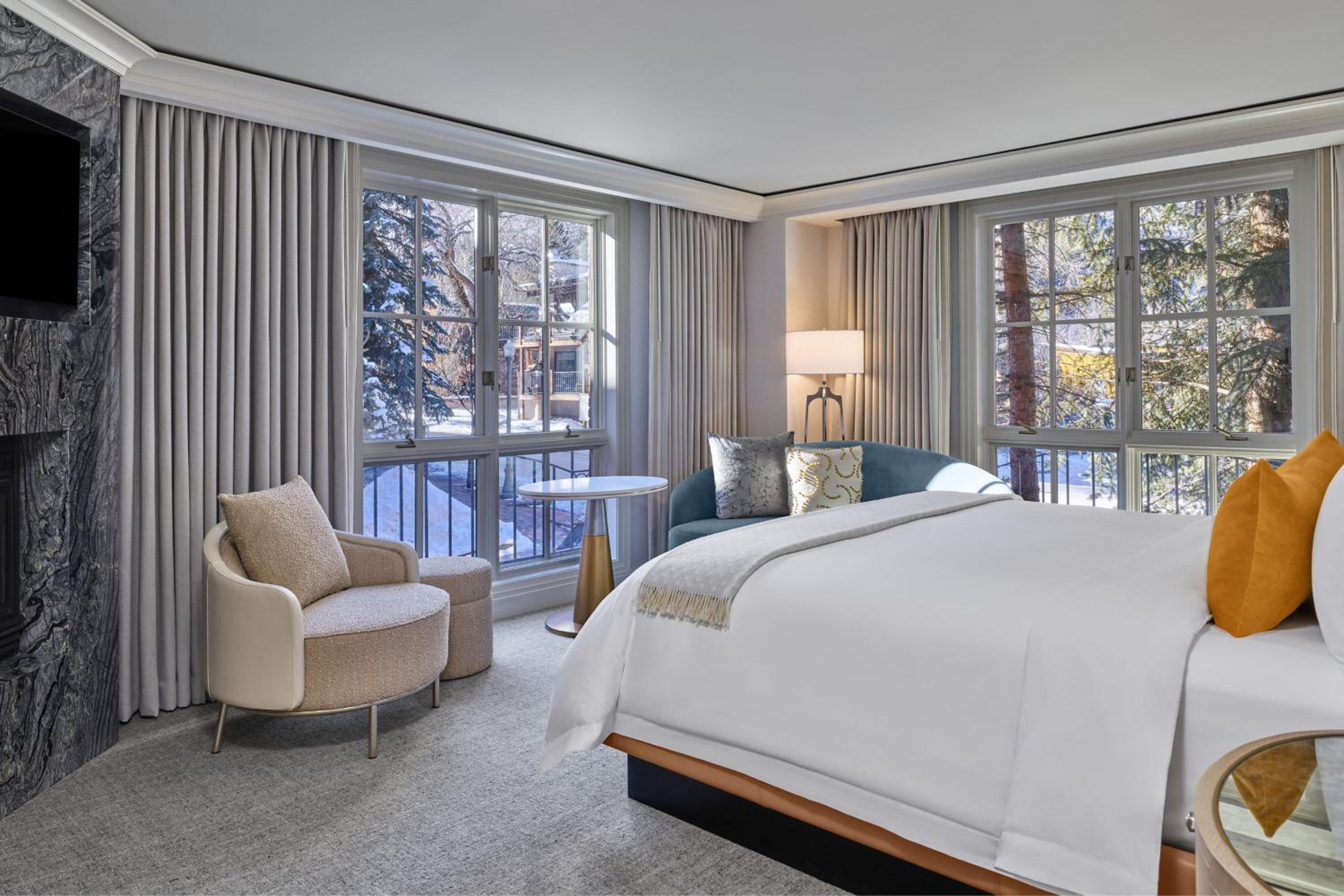 Deluxe King Room with One King Bed and Fireplace (Non Smoking) photo 2