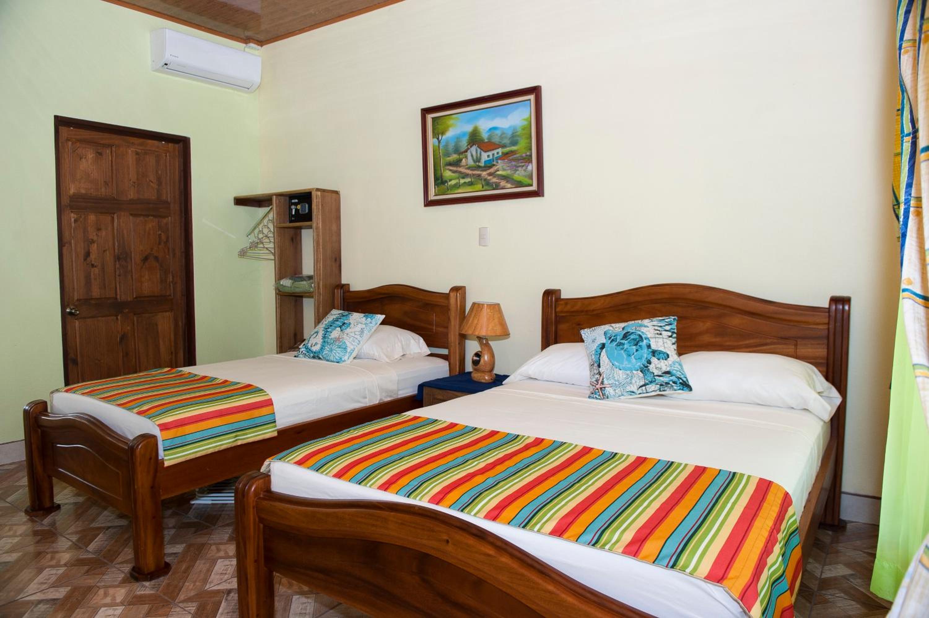 Chambre Triple Entièrement Équipée avec Salle de Bains Privative