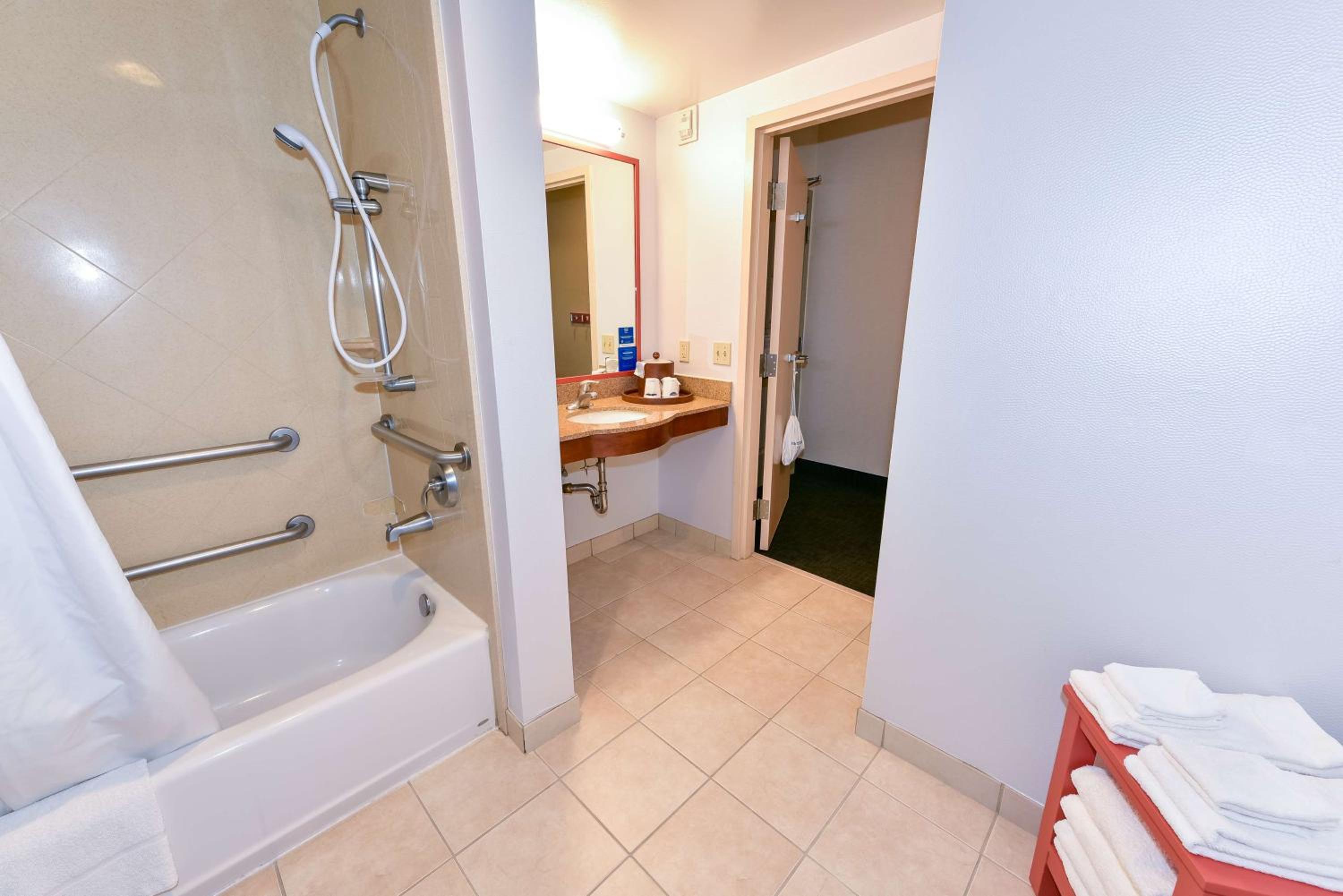 King Room with Accessible Tub - Mobility and Hearing Access/Non-Smoking - Photo 6