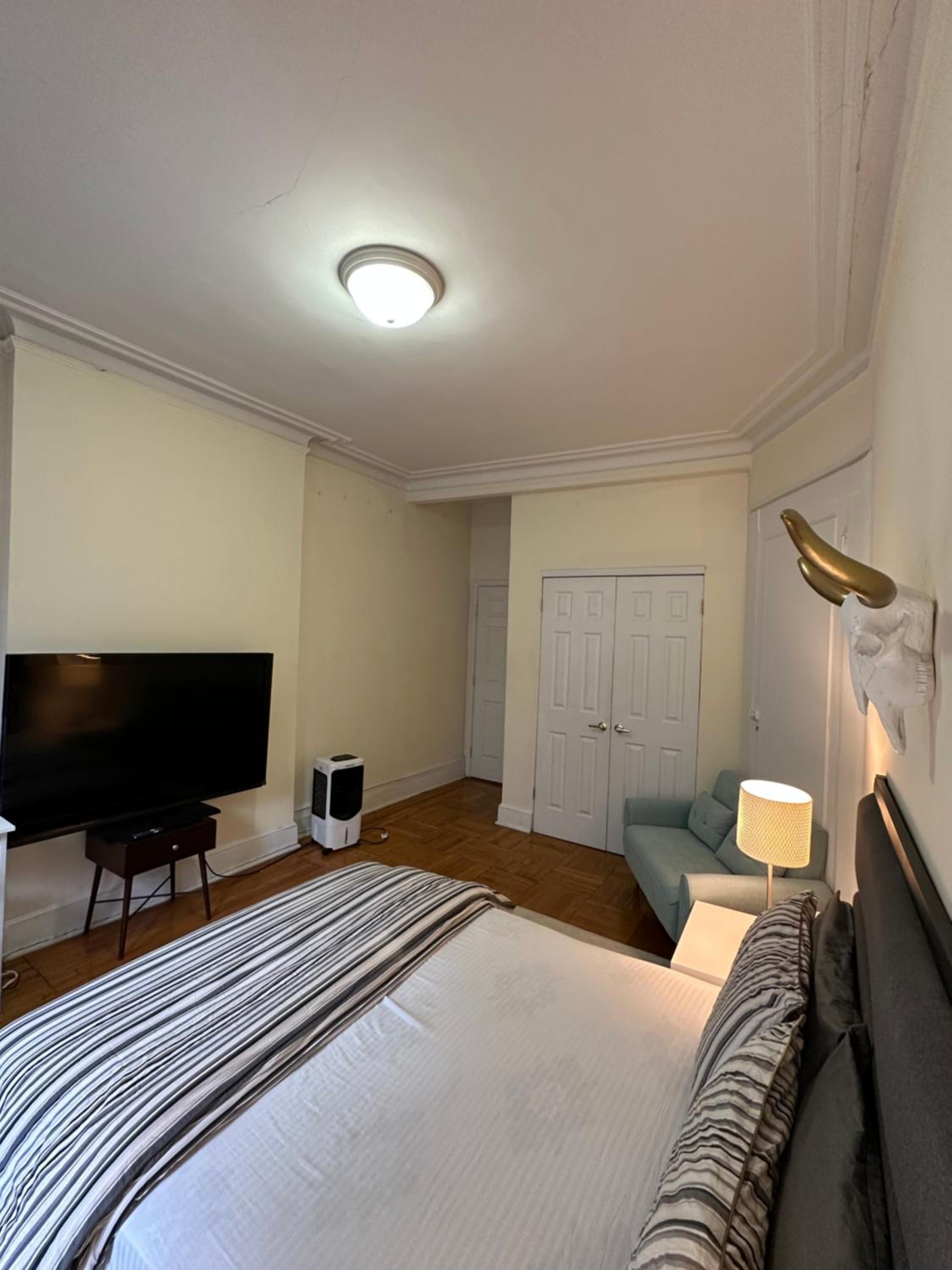 Queen Room with Shared Bathroom photo 1