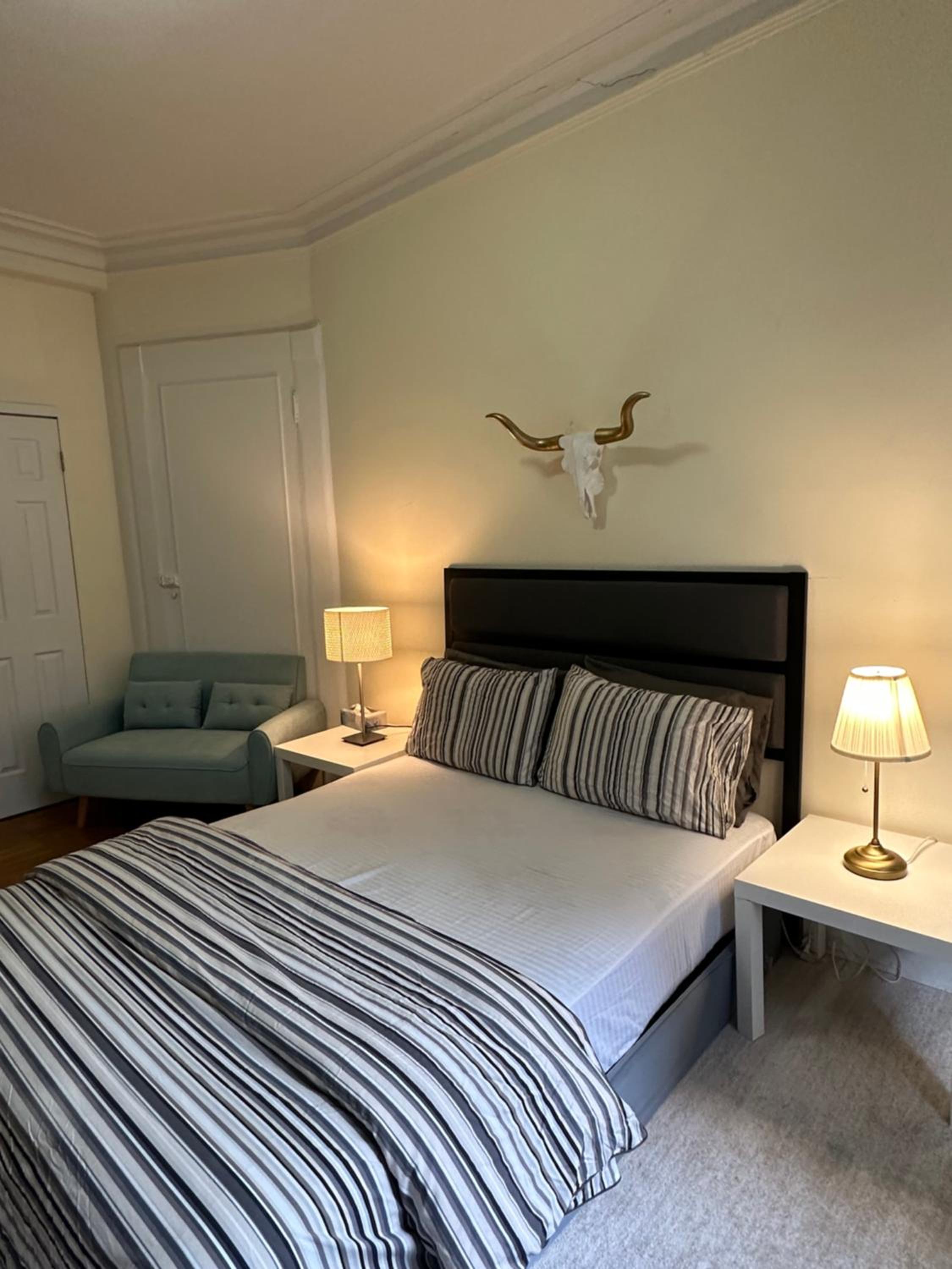 Queen Room with Shared Bathroom photo 2