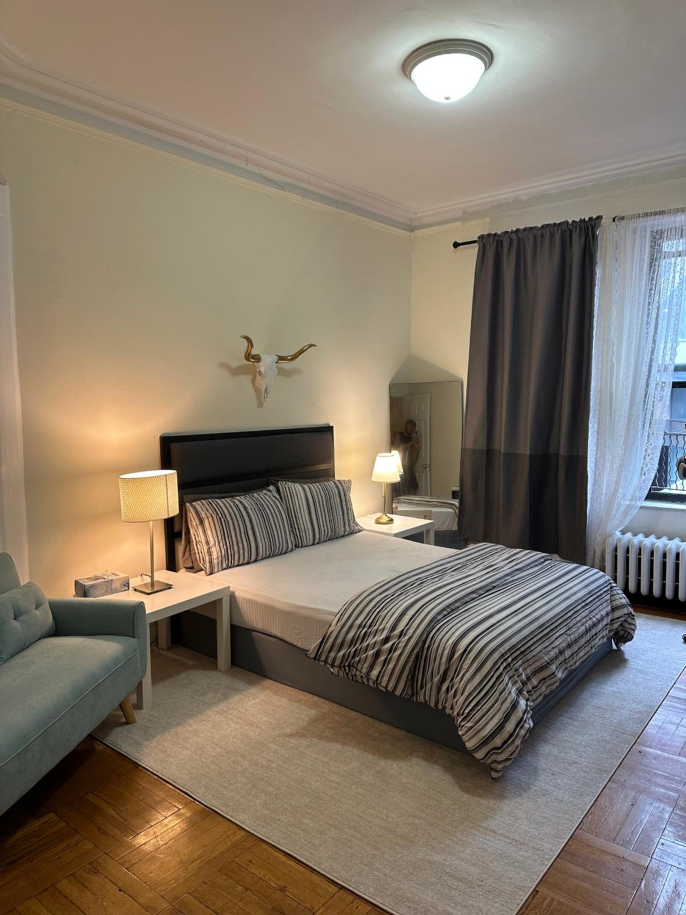 Queen Room with Shared Bathroom photo 3