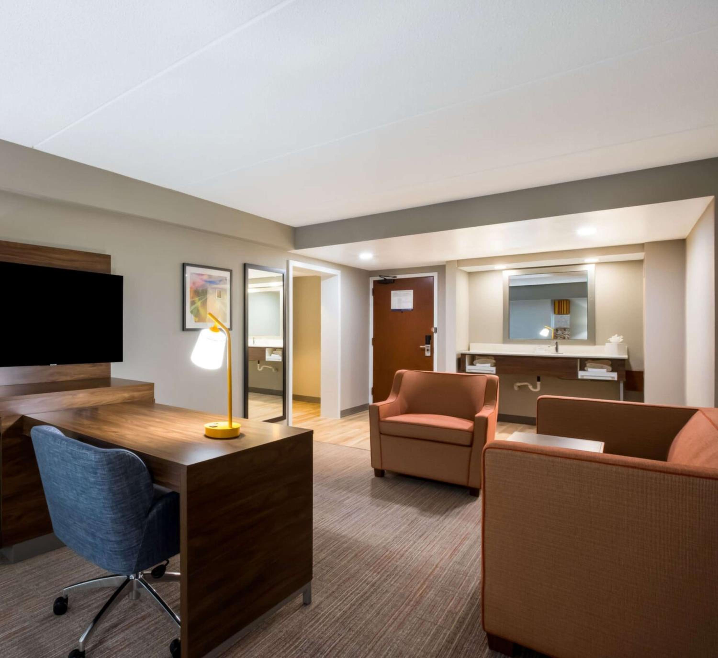 King Suite - Non-Smoking - Photo 1