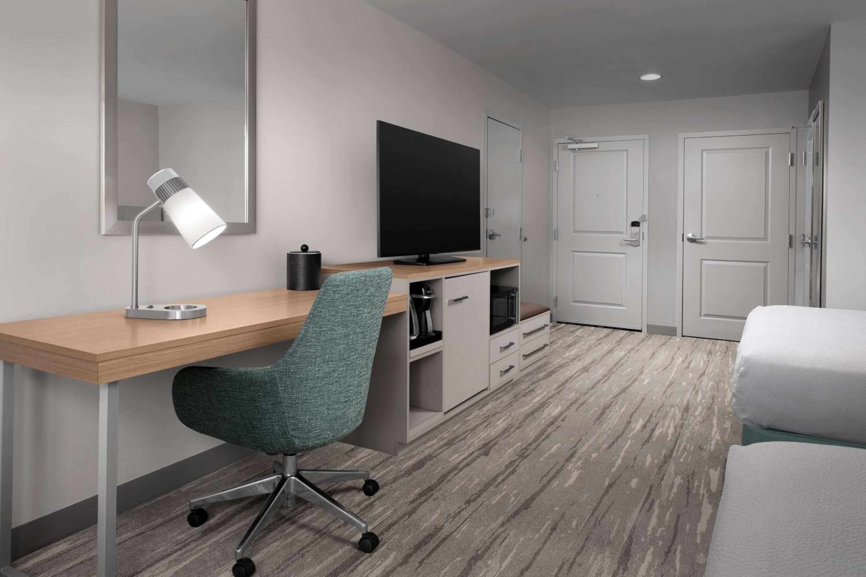 Queen Room with Two Queen Beds thumbnail 5
