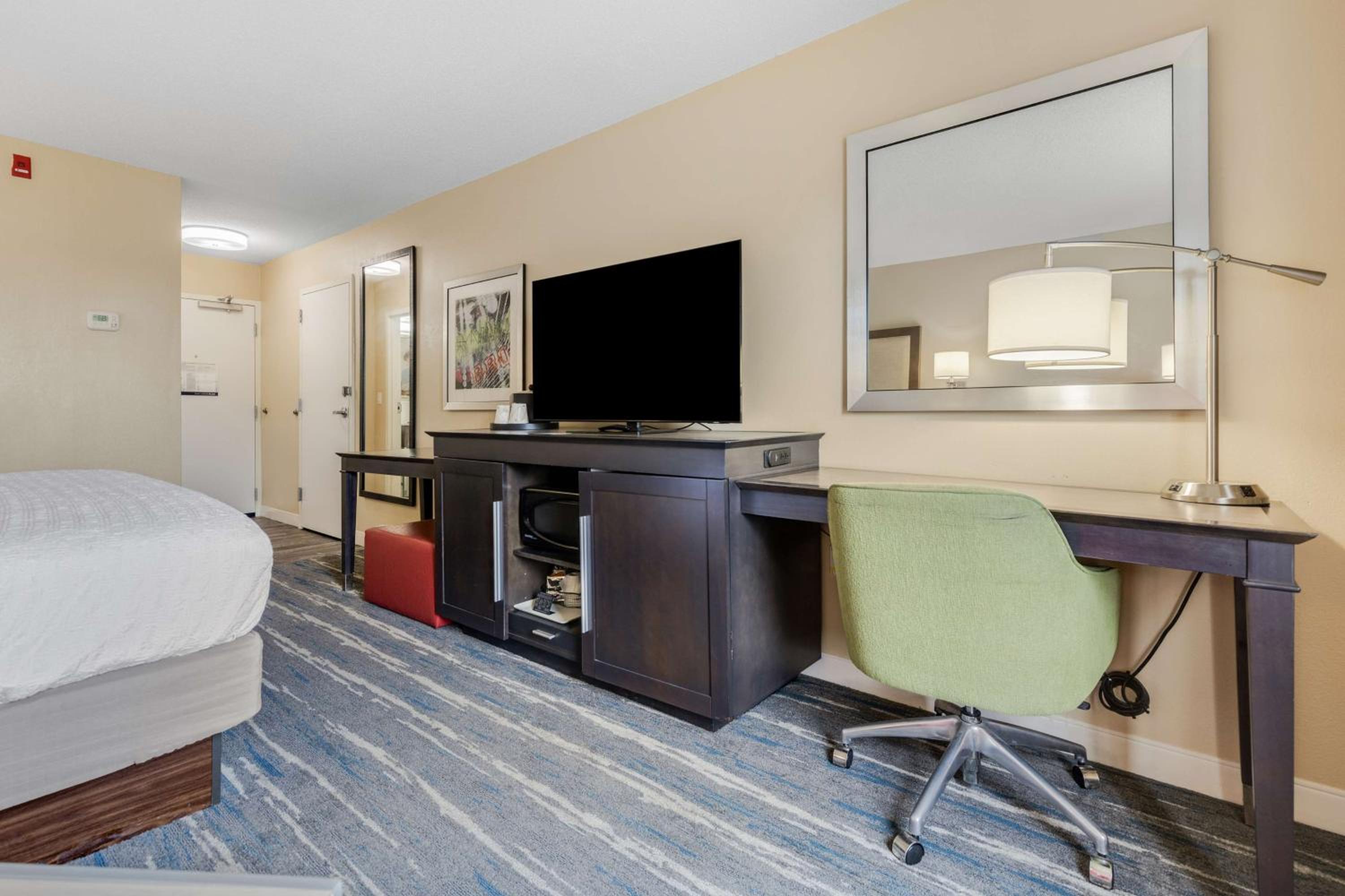 King Room - Non-Smoking - Photo 4