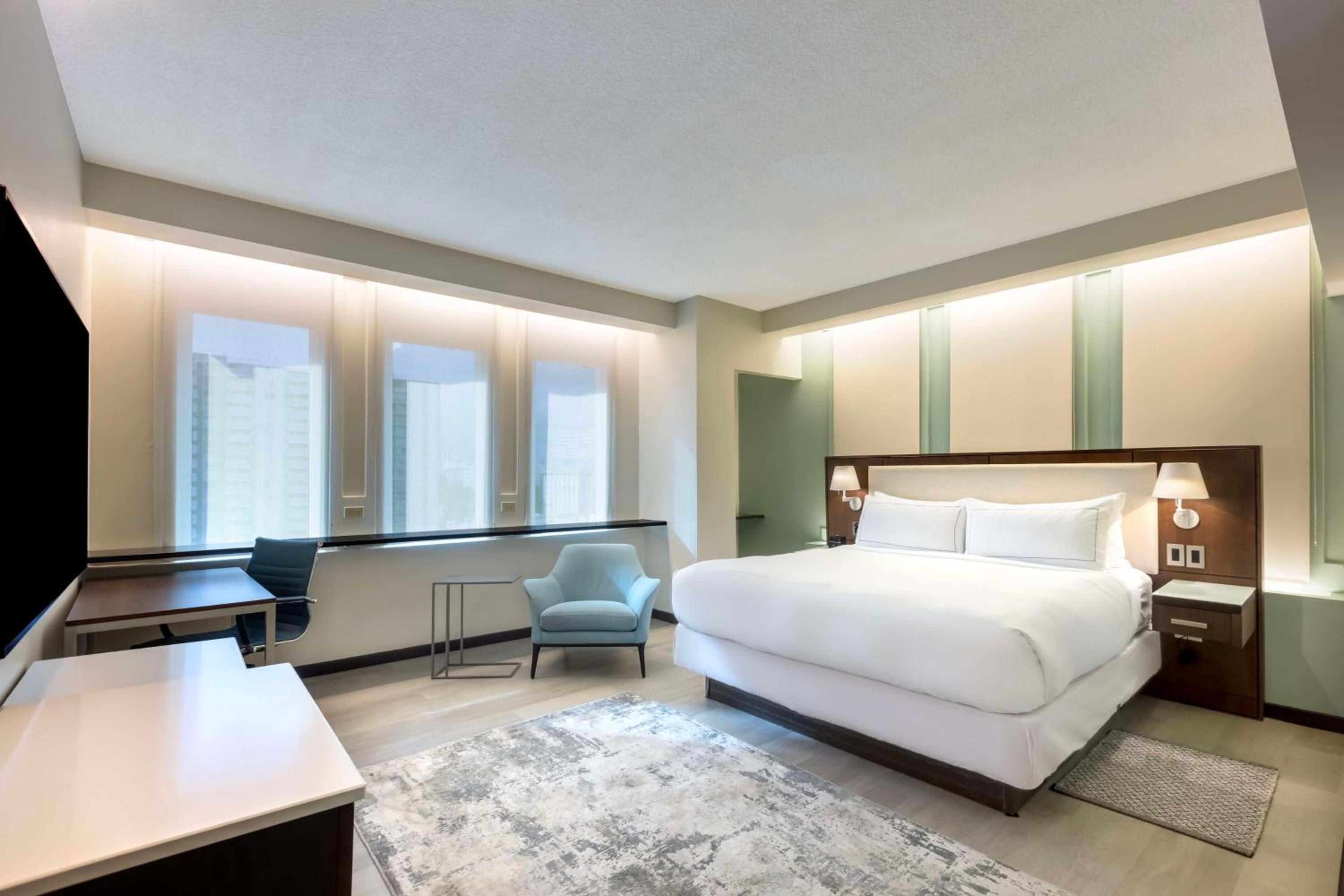 King Room with Roll-In Shower - Wheelchair Accessible - Photo 6