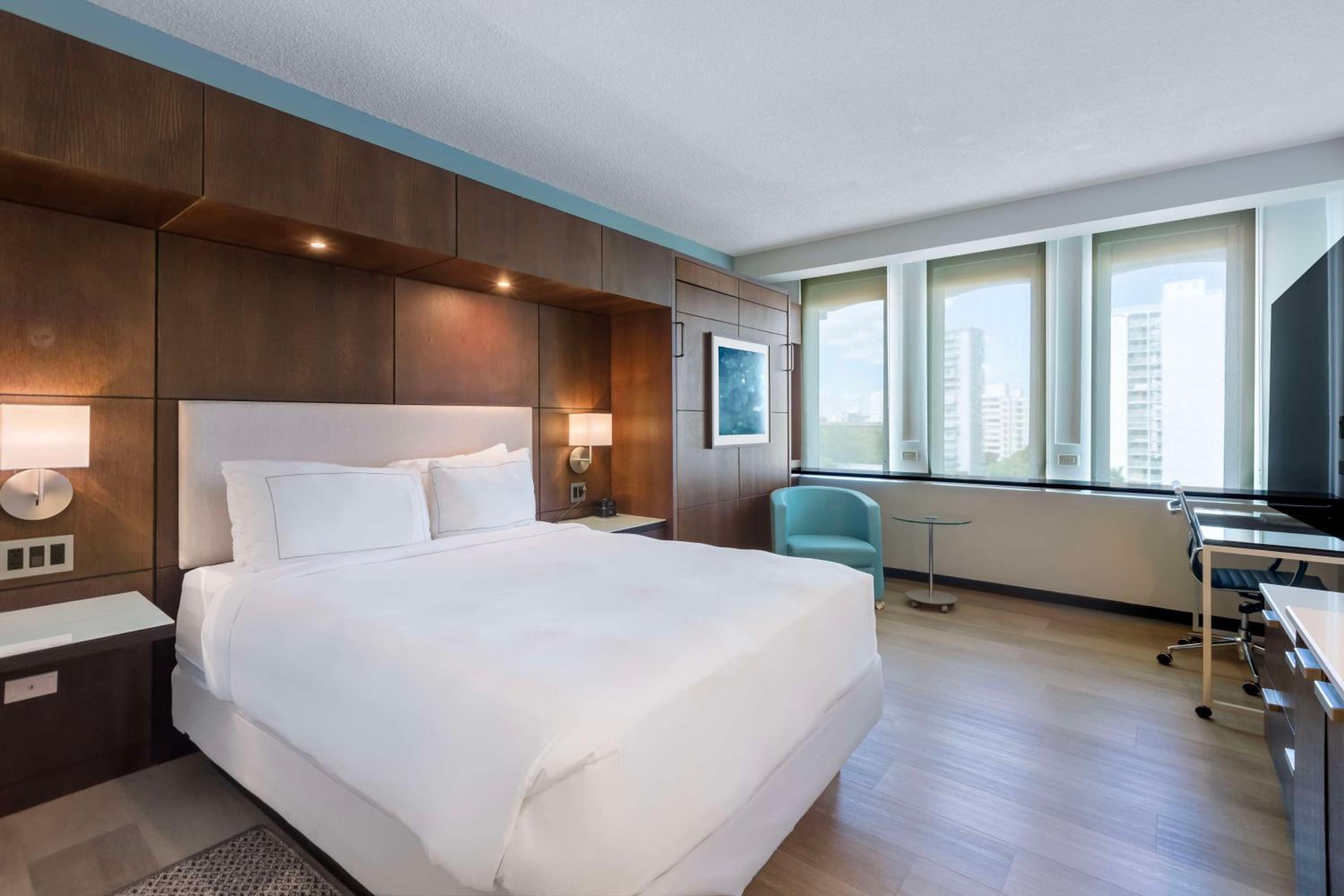 Queen Room with Extra Double Bed photo 3