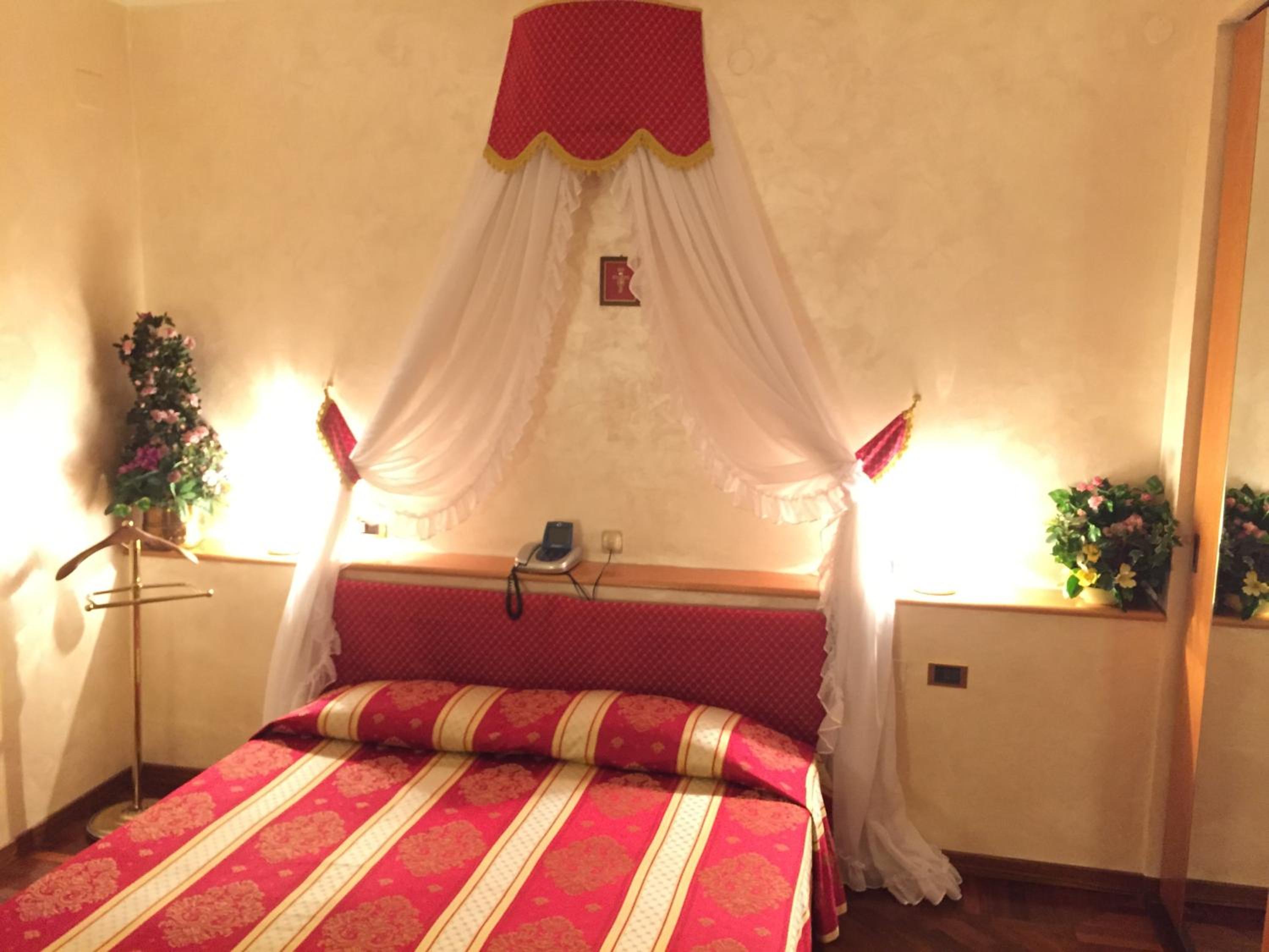 Deluxe Double Room (2 Adults + 1 Child) - Photo 1