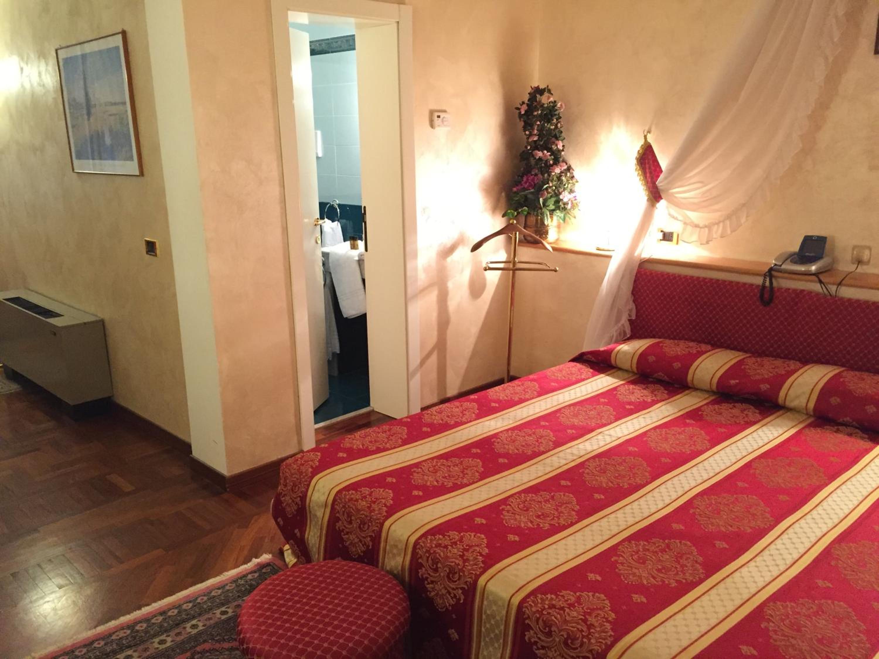 Deluxe Double Room (2 Adults + 1 Child) - Photo 5