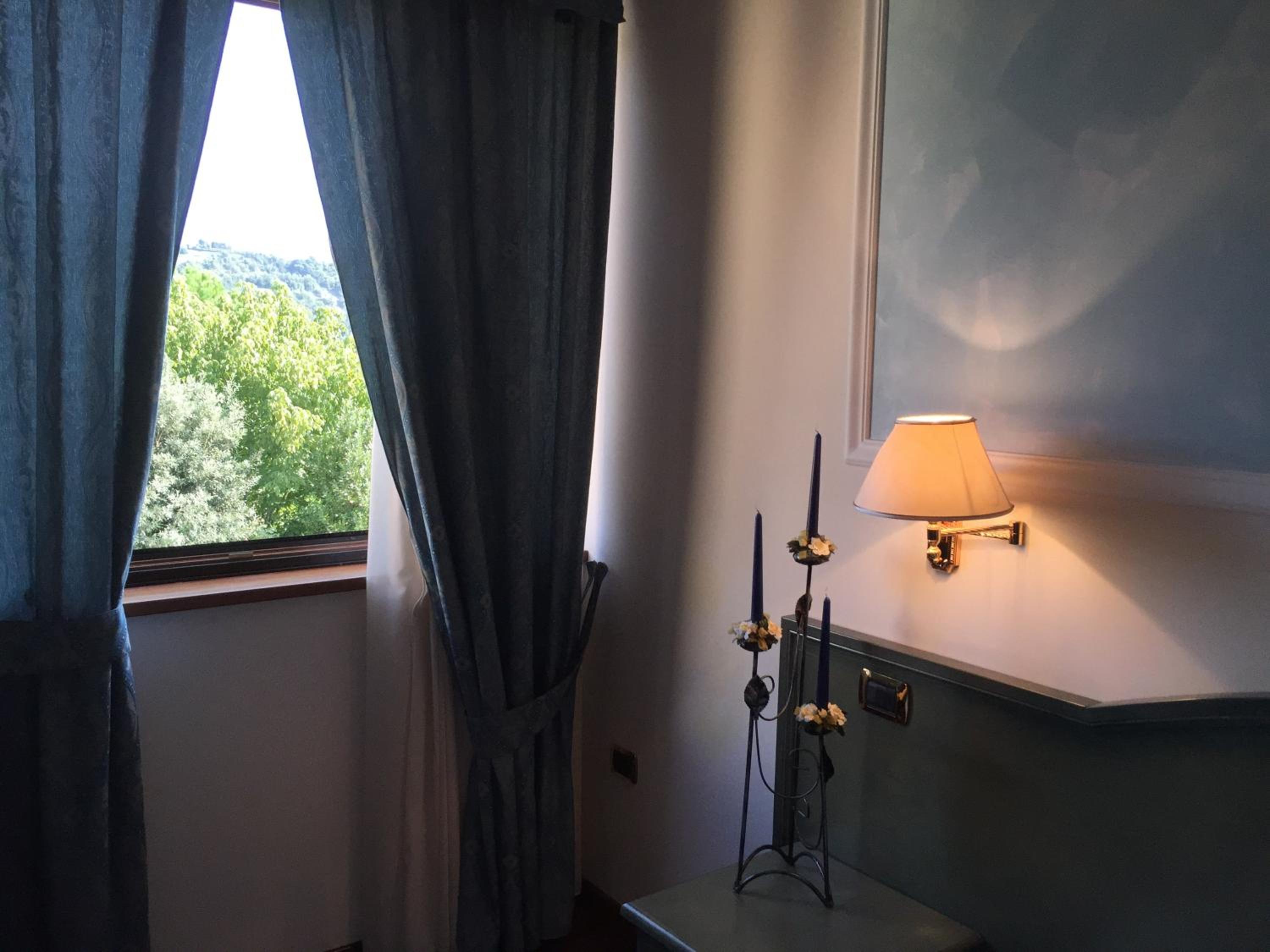 Deluxe Double Room (2 Adults + 1 Child) - Photo 4