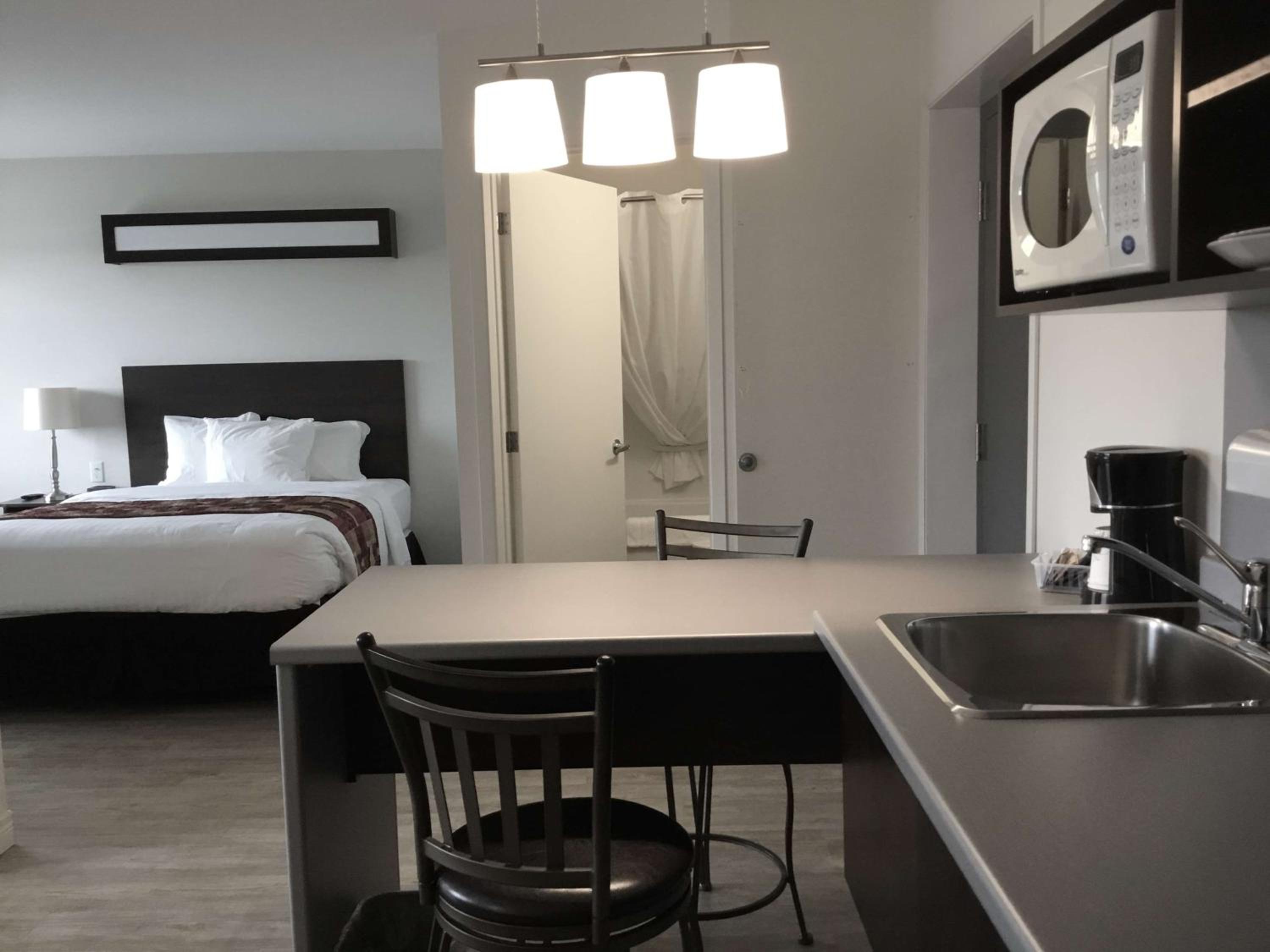Queen Suite with Two Queen Beds and Kitchenette - Photo 1