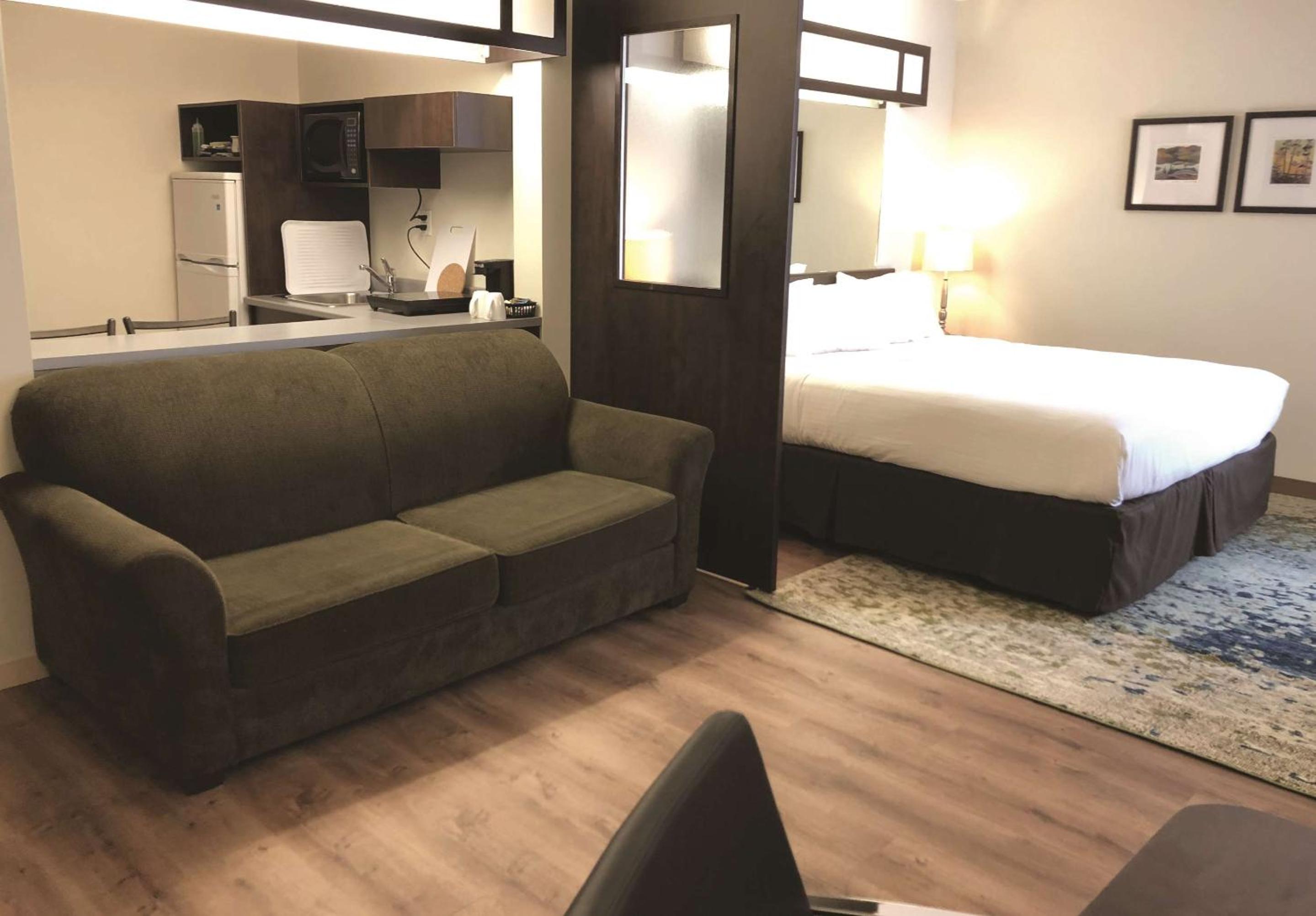 King Suite with Kitchenette - Photo 3