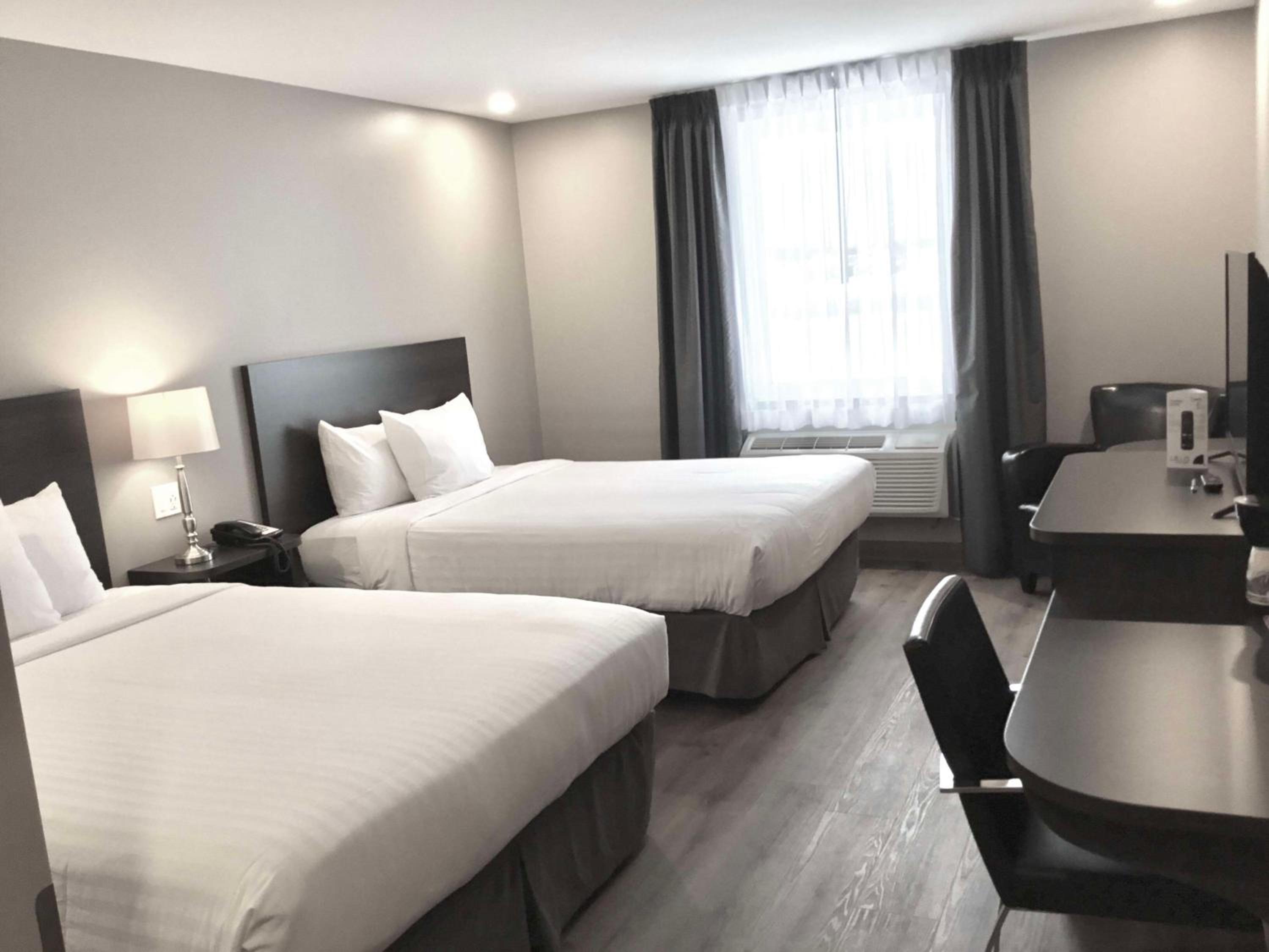 Queen Room with Two Queen Beds - Pet Friendly - Photo 4