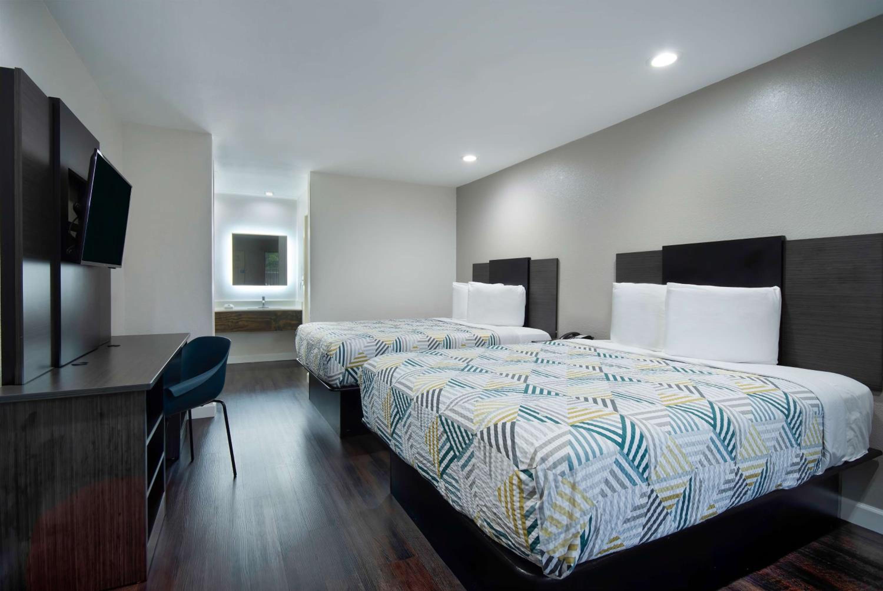 Queen Room with Two Queen Beds - Non-Smoking - Photo 4