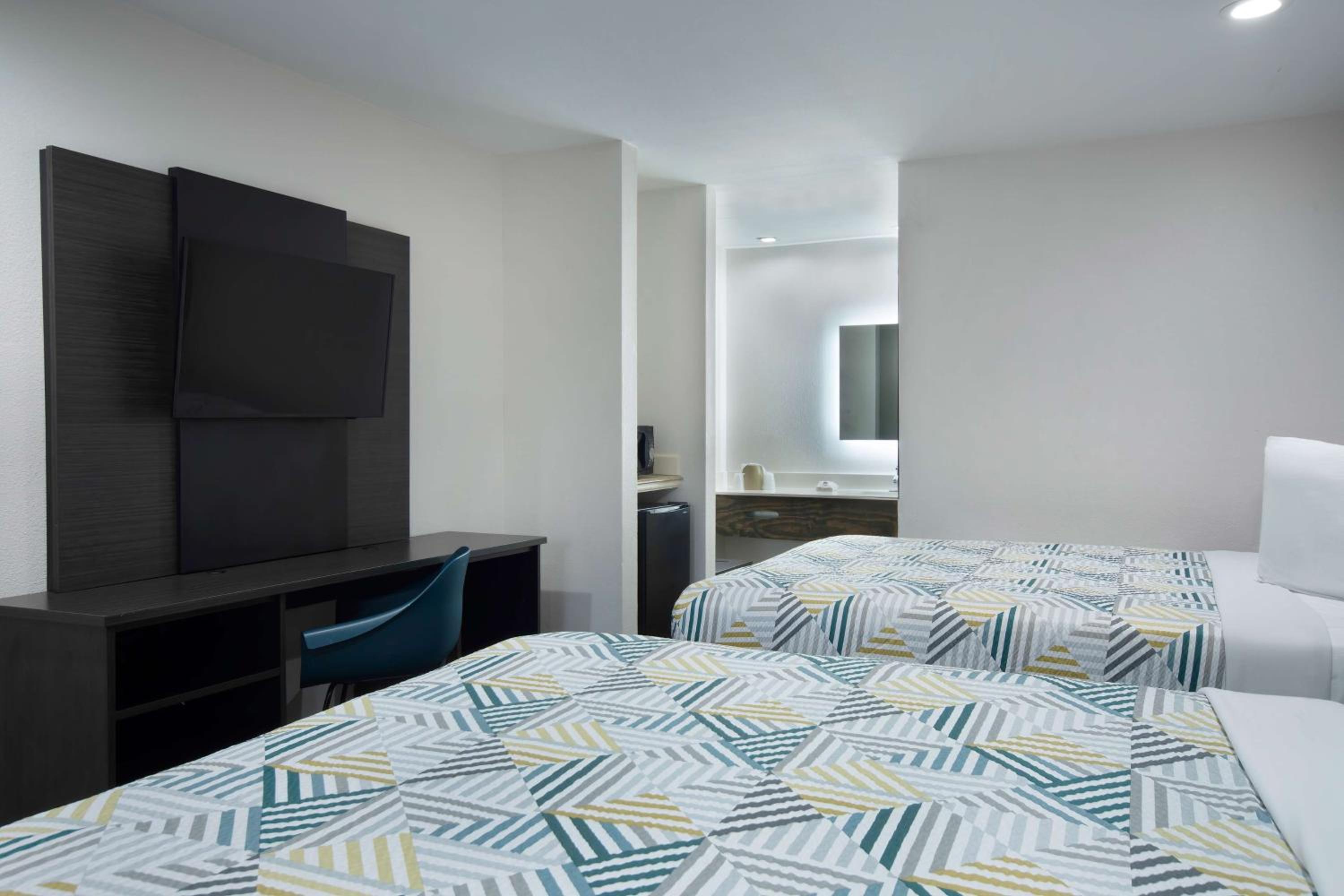 Queen Room with Two Queen Beds - Non-Smoking - Photo 3