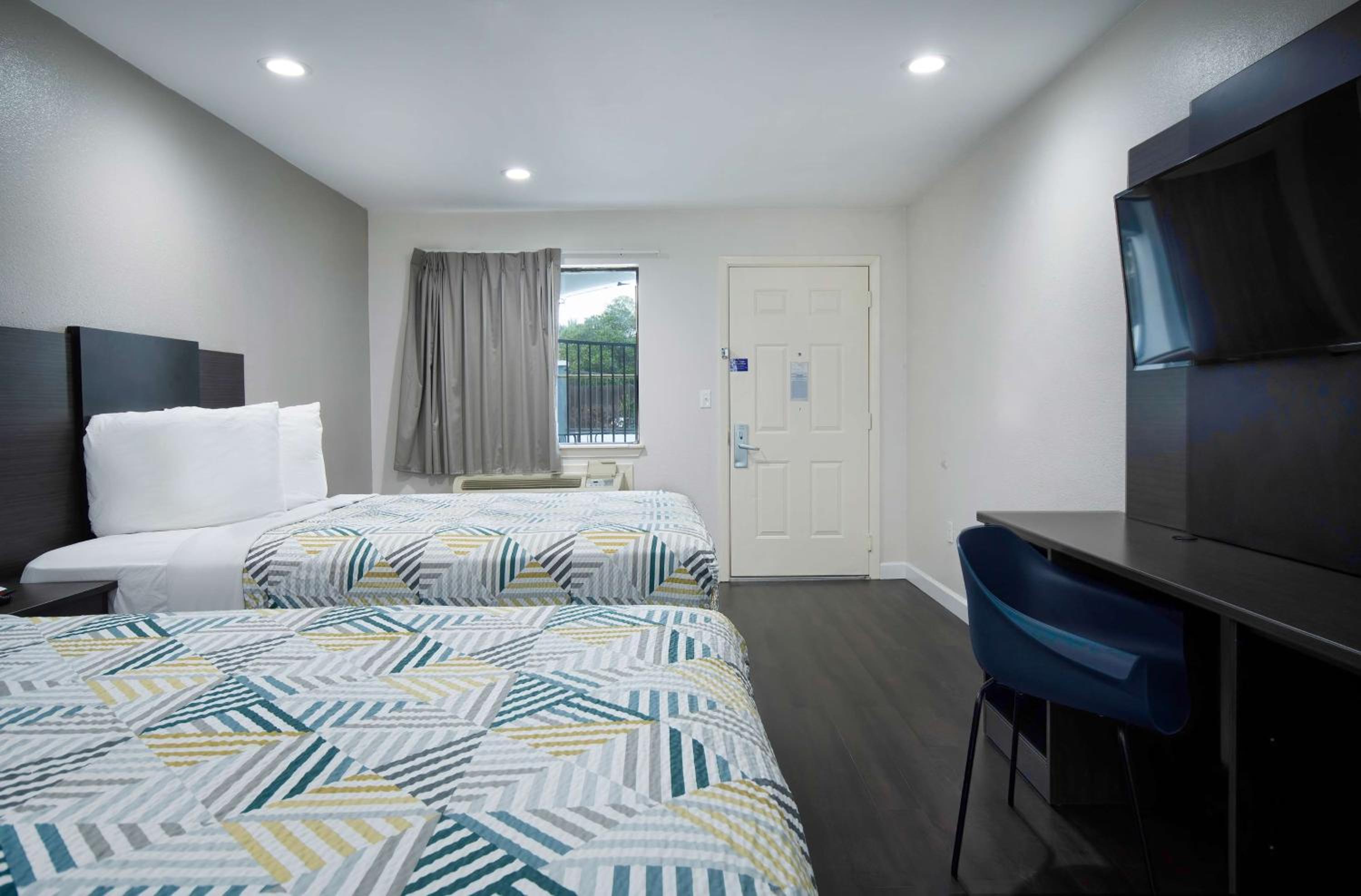Queen Room with Two Queen Beds - Non-Smoking - Photo 2