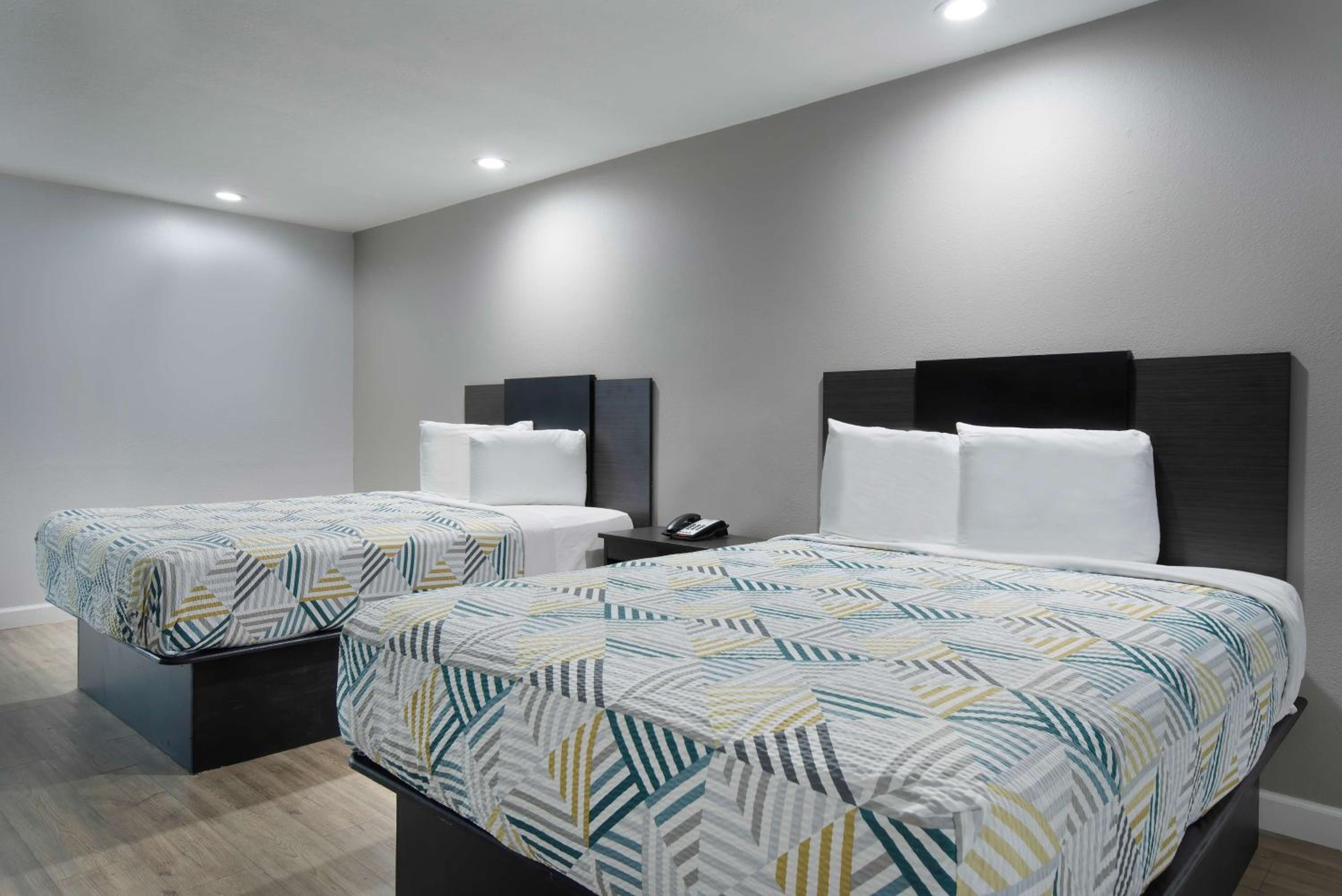 Queen Room with Two Queen Beds - Non-Smoking - Photo 1