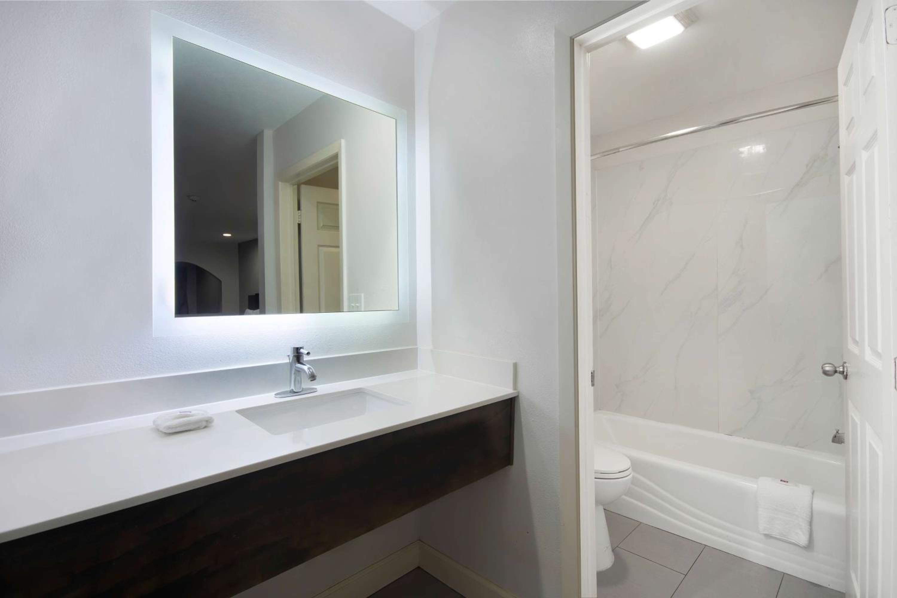 King Room - Non-Smoking - Photo 4