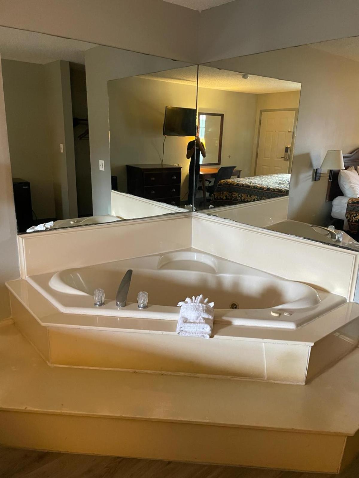 King Suite with Spa Bath photo 3
