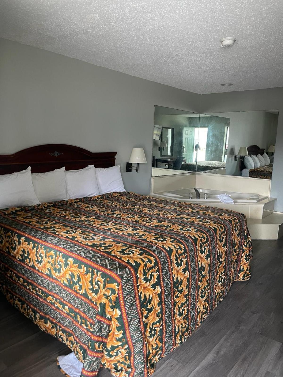King Suite with Spa Bath photo 1